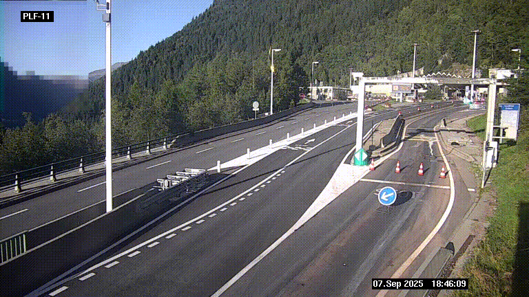 <h2>Caméra avant le péage du tunnel du Mont-Blanc, côté entrée France à Chamonix-Mont-Blanc, à la fin de la N205</h2>