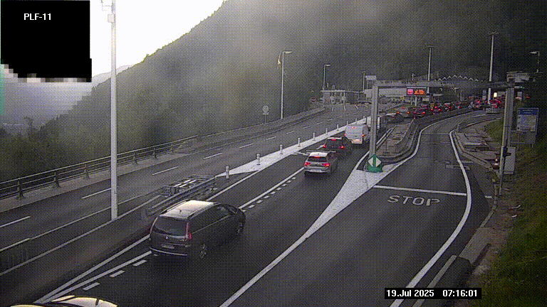 <h2>Caméra avant le péage du tunnel du Mont-Blanc, côté entrée France à Chamonix-Mont-Blanc, à la fin de la N205</h2>