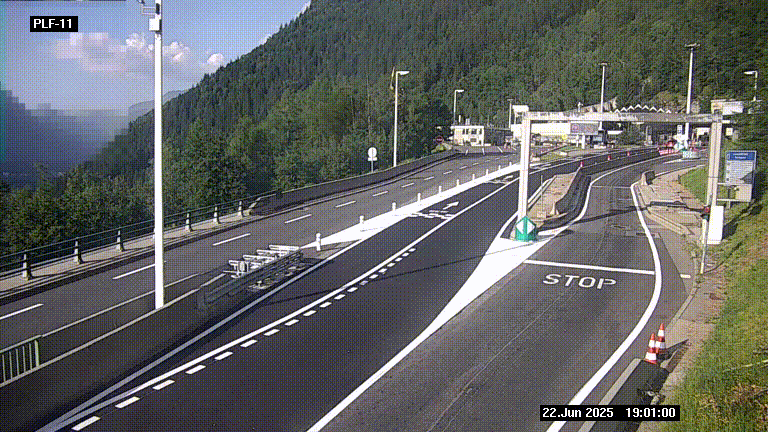 Caméra avant le péage du tunnel du Mont-Blanc, côté entrée France à Chamonix-Mont-Blanc, à la fin de la N205