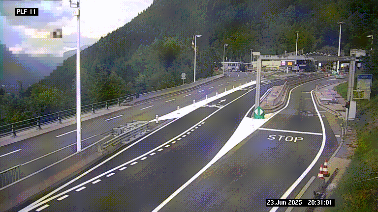 Caméra avant le péage du tunnel du Mont-Blanc, côté entrée France à Chamonix-Mont-Blanc, à la fin de la N205