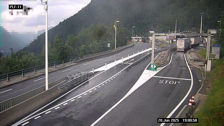 <h2>Caméra avant le péage du tunnel du Mont-Blanc, côté entrée France à Chamonix-Mont-Blanc, à la fin de la N205</h2>