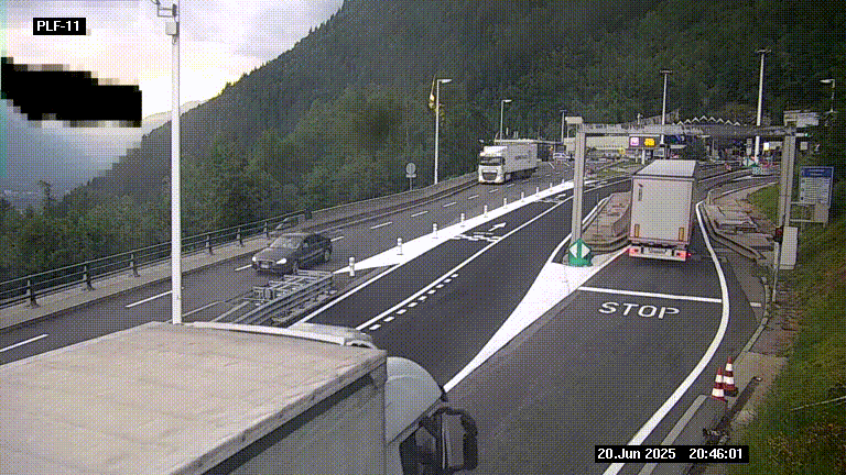 <h2>Caméra avant le péage du tunnel du Mont-Blanc, côté entrée France à Chamonix-Mont-Blanc, à la fin de la N205</h2>