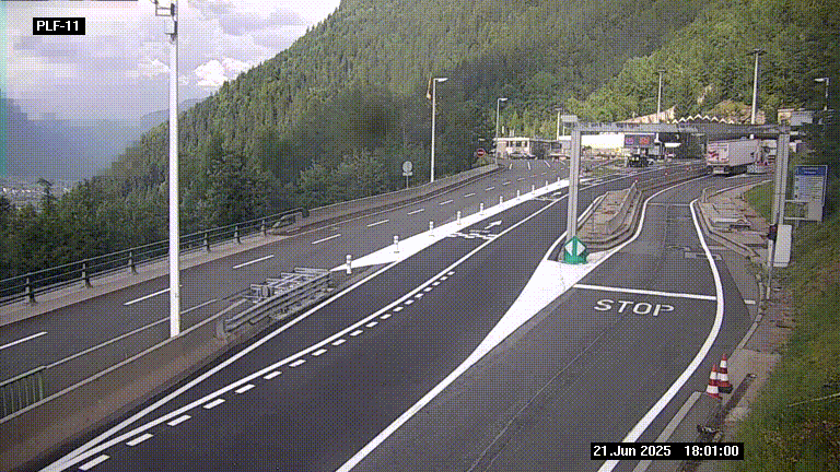 <h2>Caméra avant le péage du tunnel du Mont-Blanc, côté entrée France à Chamonix-Mont-Blanc, à la fin de la N205</h2>