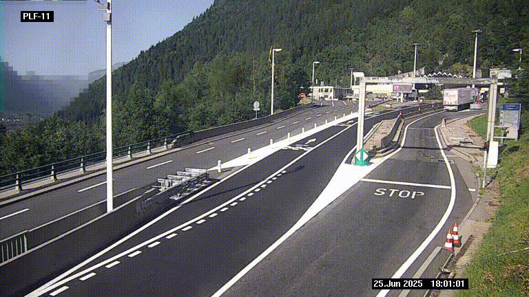 <h2>Caméra avant le péage du tunnel du Mont-Blanc, côté entrée France à Chamonix-Mont-Blanc, à la fin de la N205</h2>