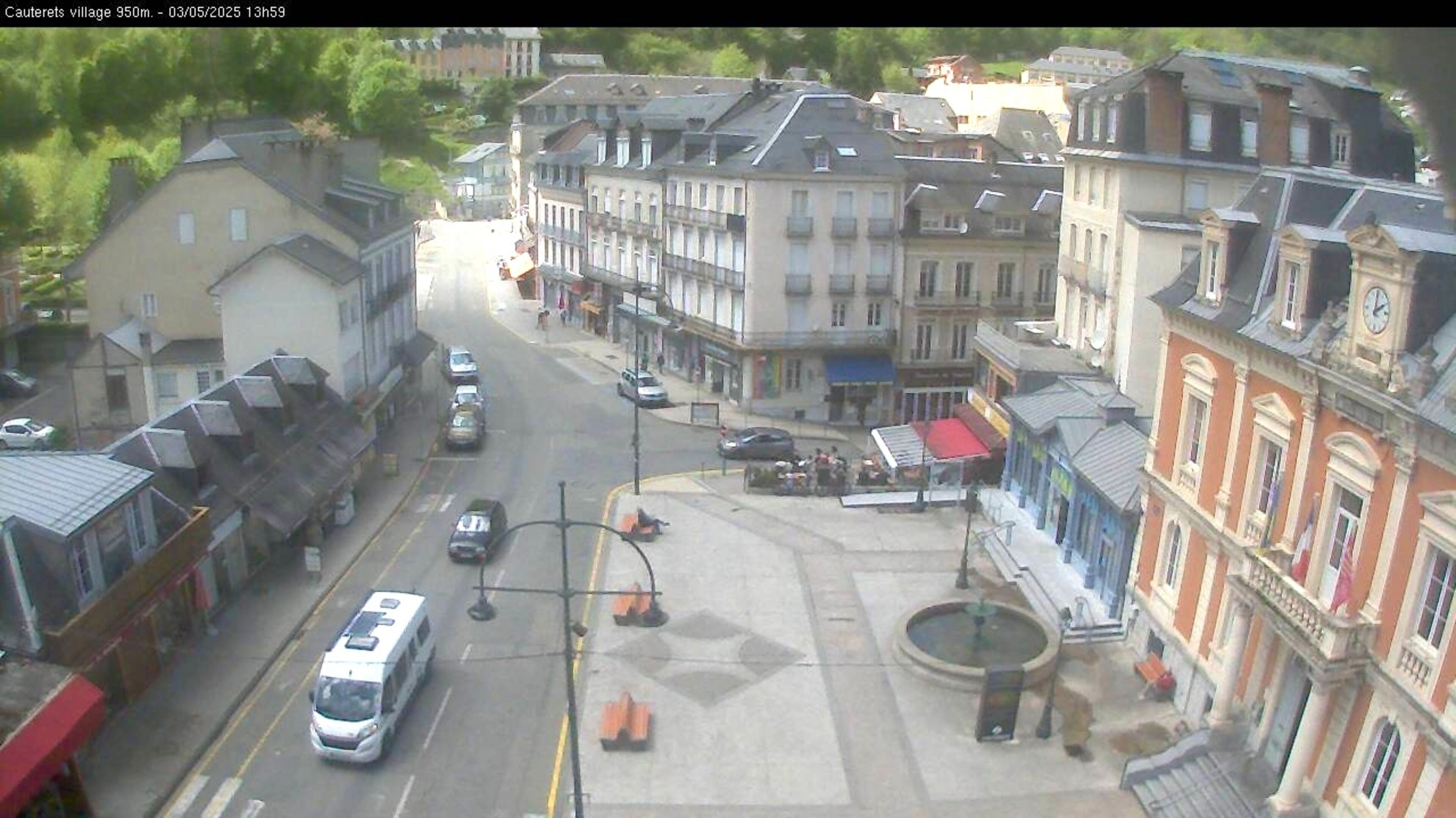 Webcam dans le village de Cauterets à 945 mètres d'altitude dans les Pyrénées. Vue sur la D920