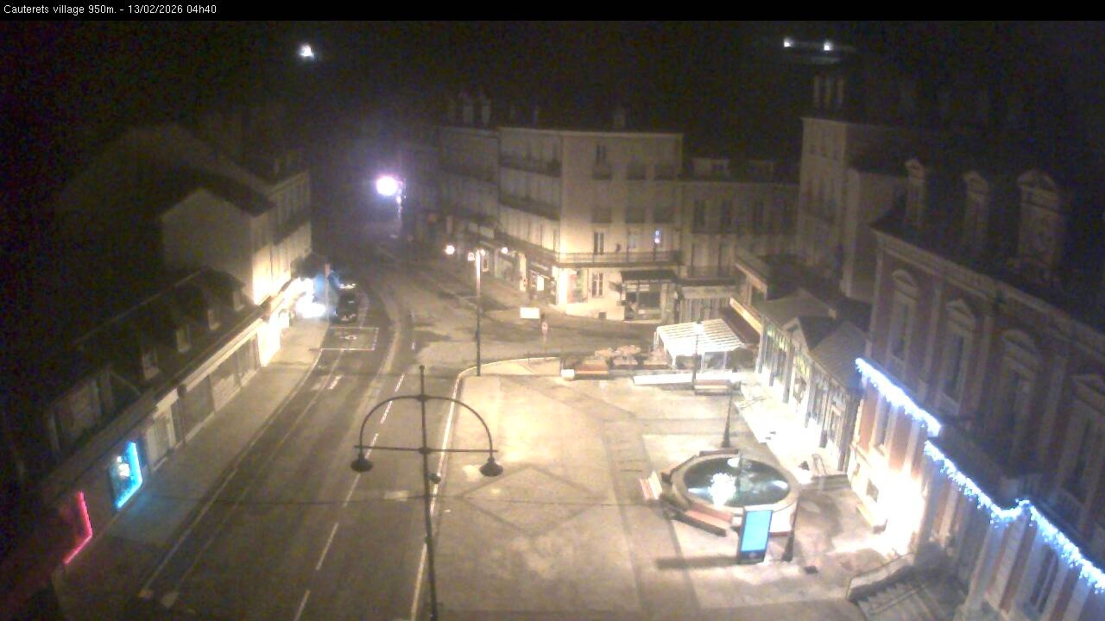 Webcam dans le village de Cauterets à 945 mètres d'altitude dans les Pyrénées. Vue sur la D920