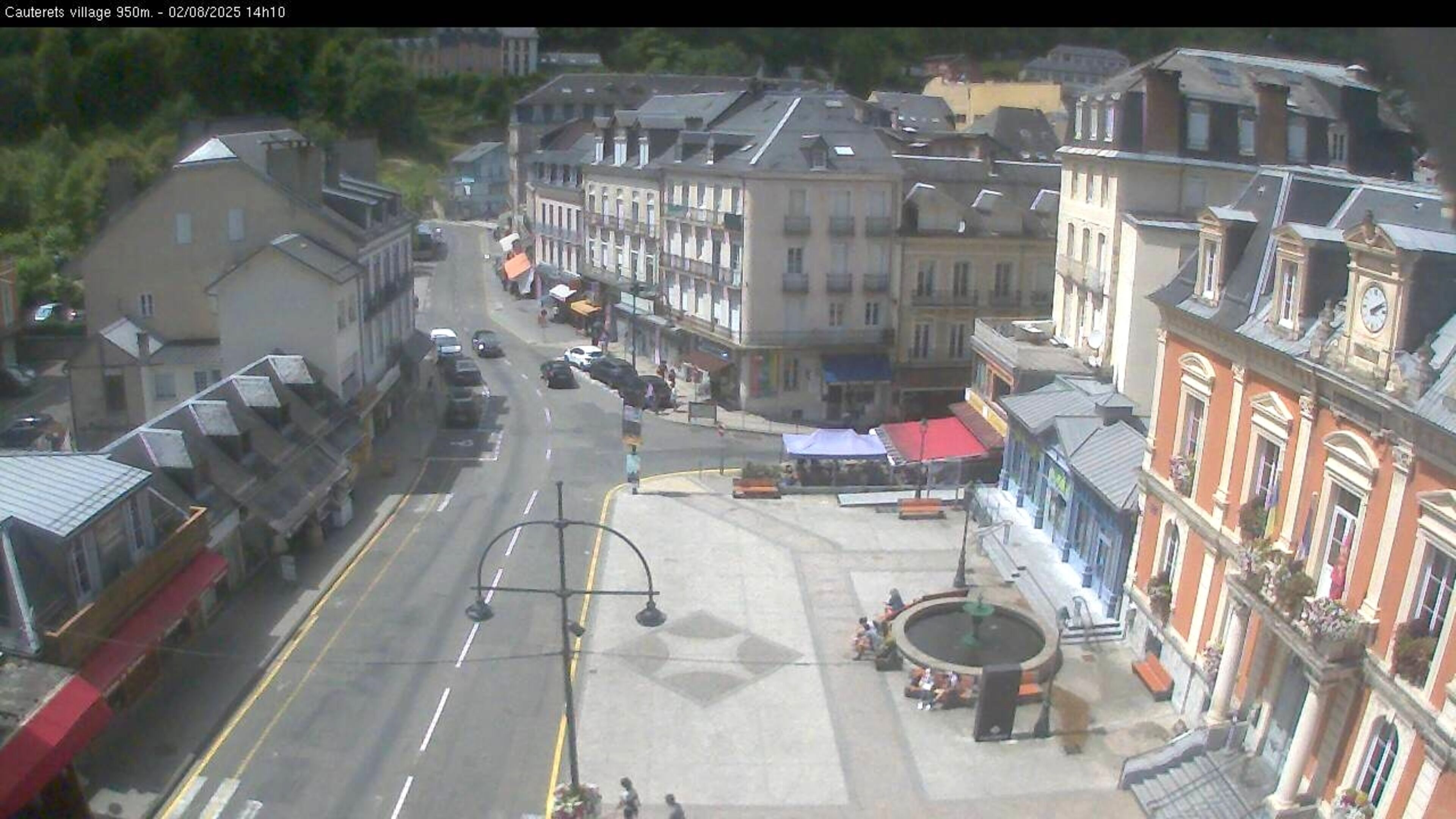 Webcam dans le village de Cauterets à 945 mètres d'altitude dans les Pyrénées. Vue sur la D920