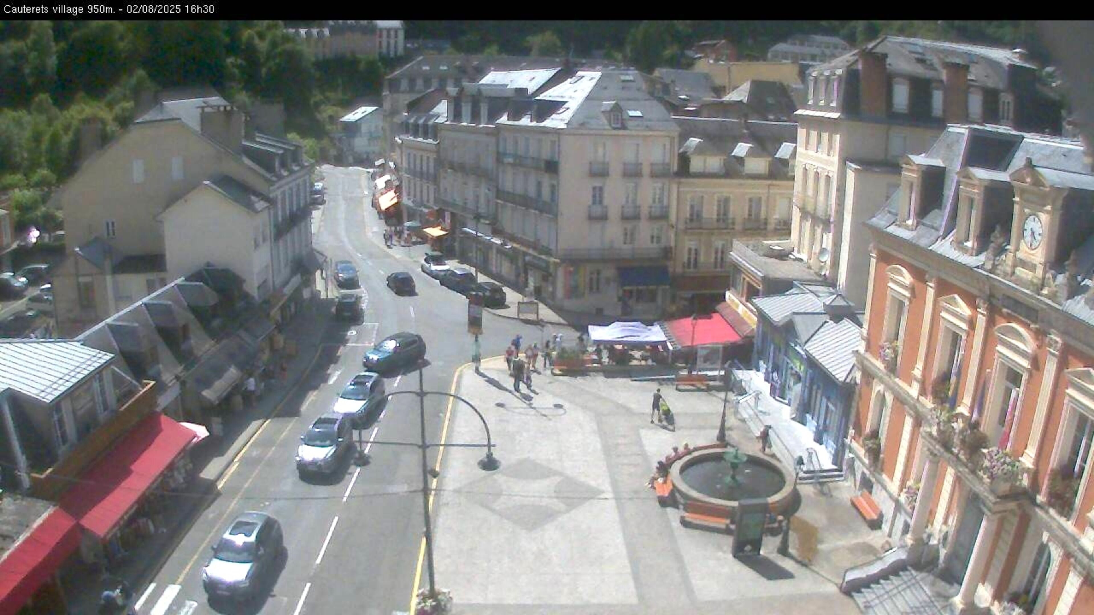 Webcam dans le village de Cauterets à 945 mètres d'altitude dans les Pyrénées. Vue sur la D920