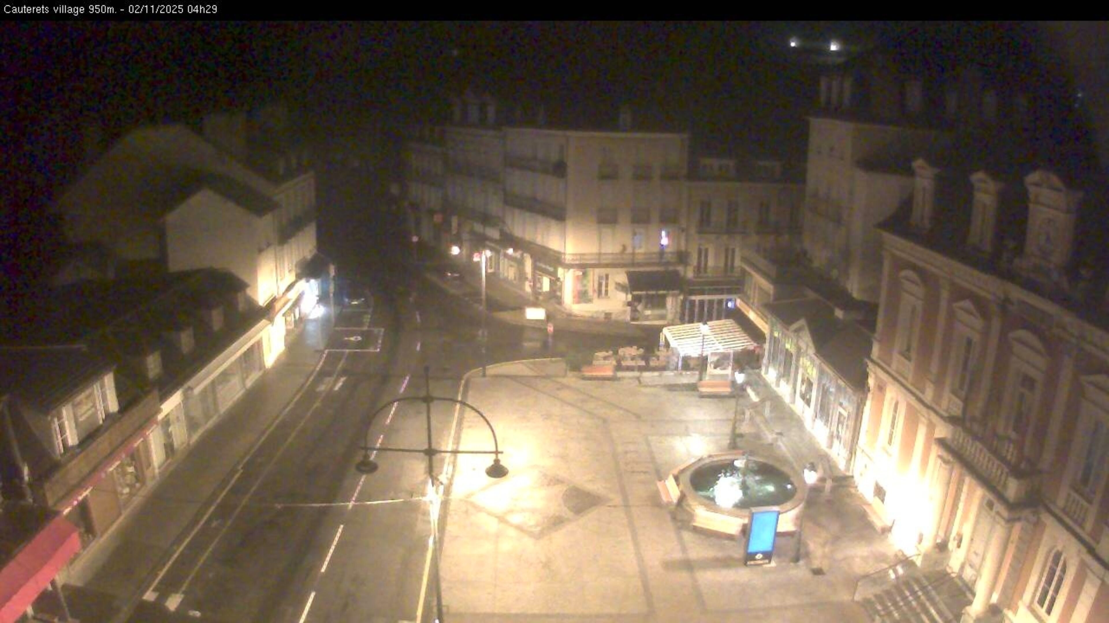 Webcam dans le village de Cauterets à 945 mètres d'altitude dans les Pyrénées. Vue sur la D920
