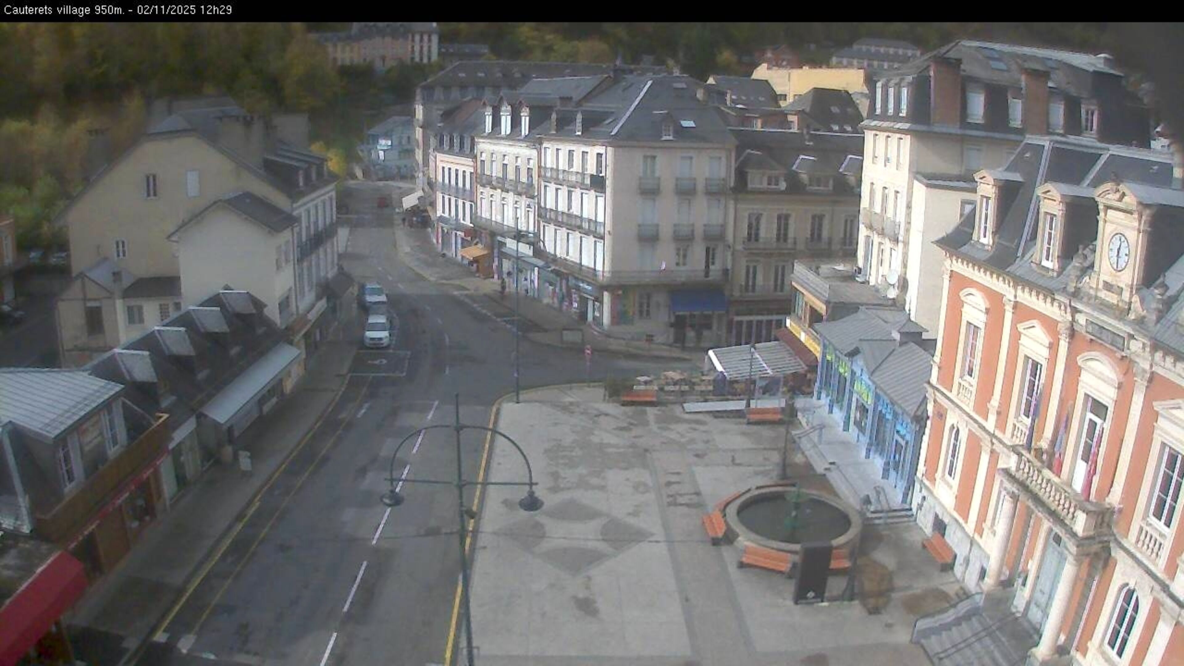 Webcam dans le village de Cauterets à 945 mètres d'altitude dans les Pyrénées. Vue sur la D920