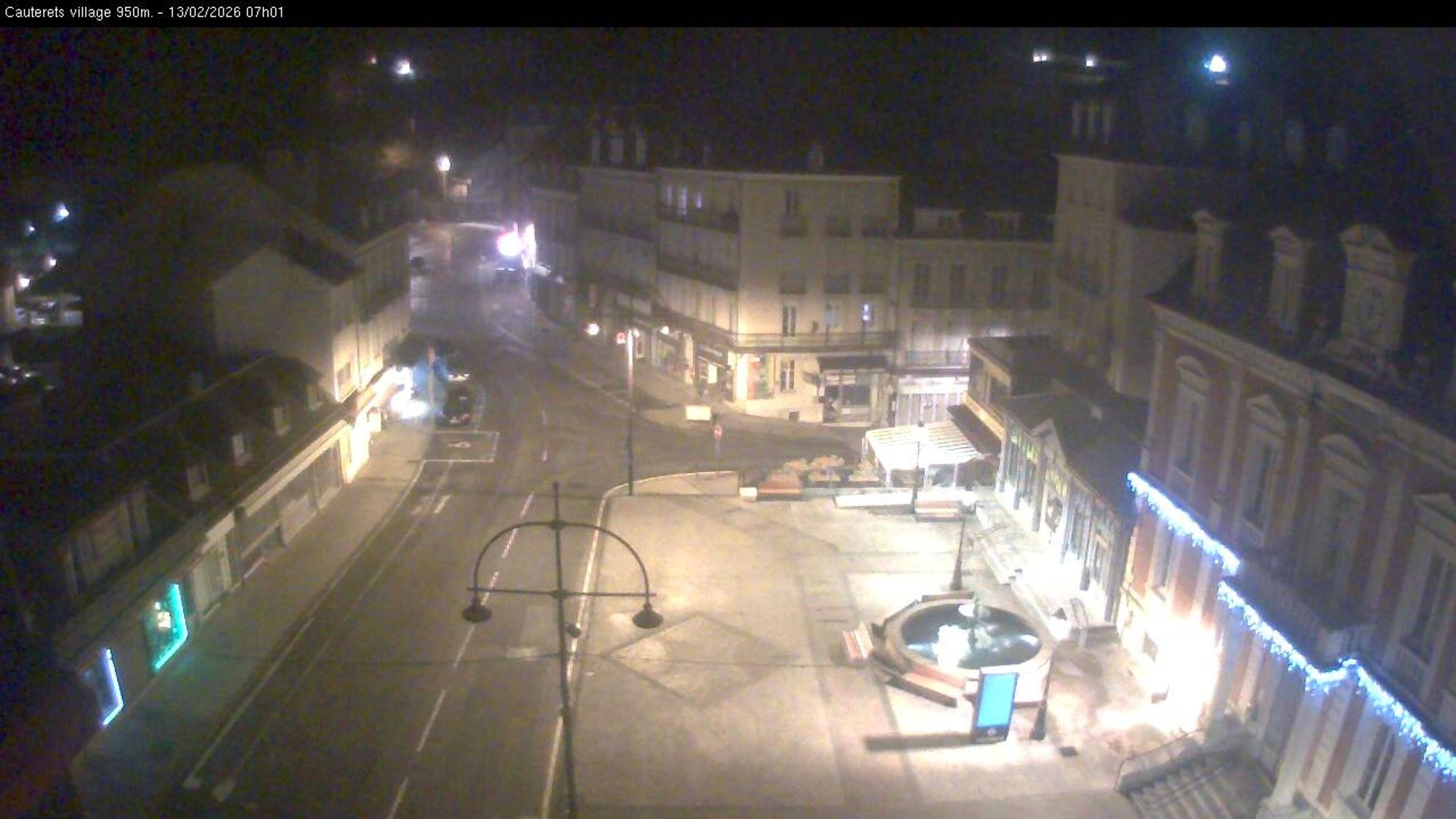 Webcam dans le village de Cauterets à 945 mètres d'altitude dans les Pyrénées. Vue sur la D920