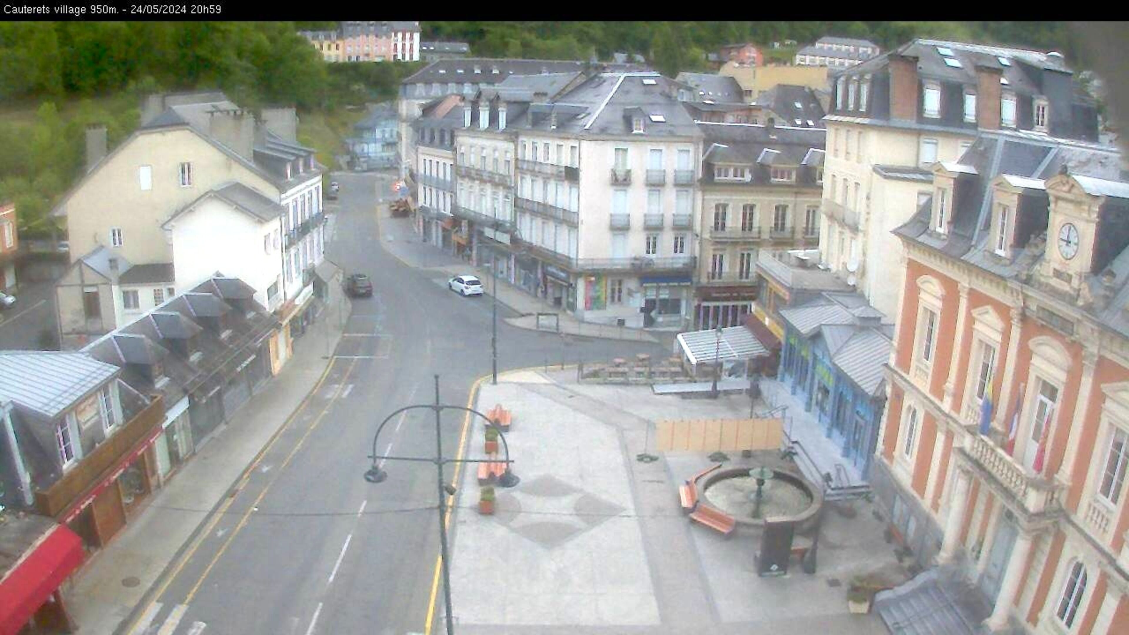 Webcam dans le village de Cauterets à 945 mètres d'altitude dans les Pyrénées. Vue sur la D920