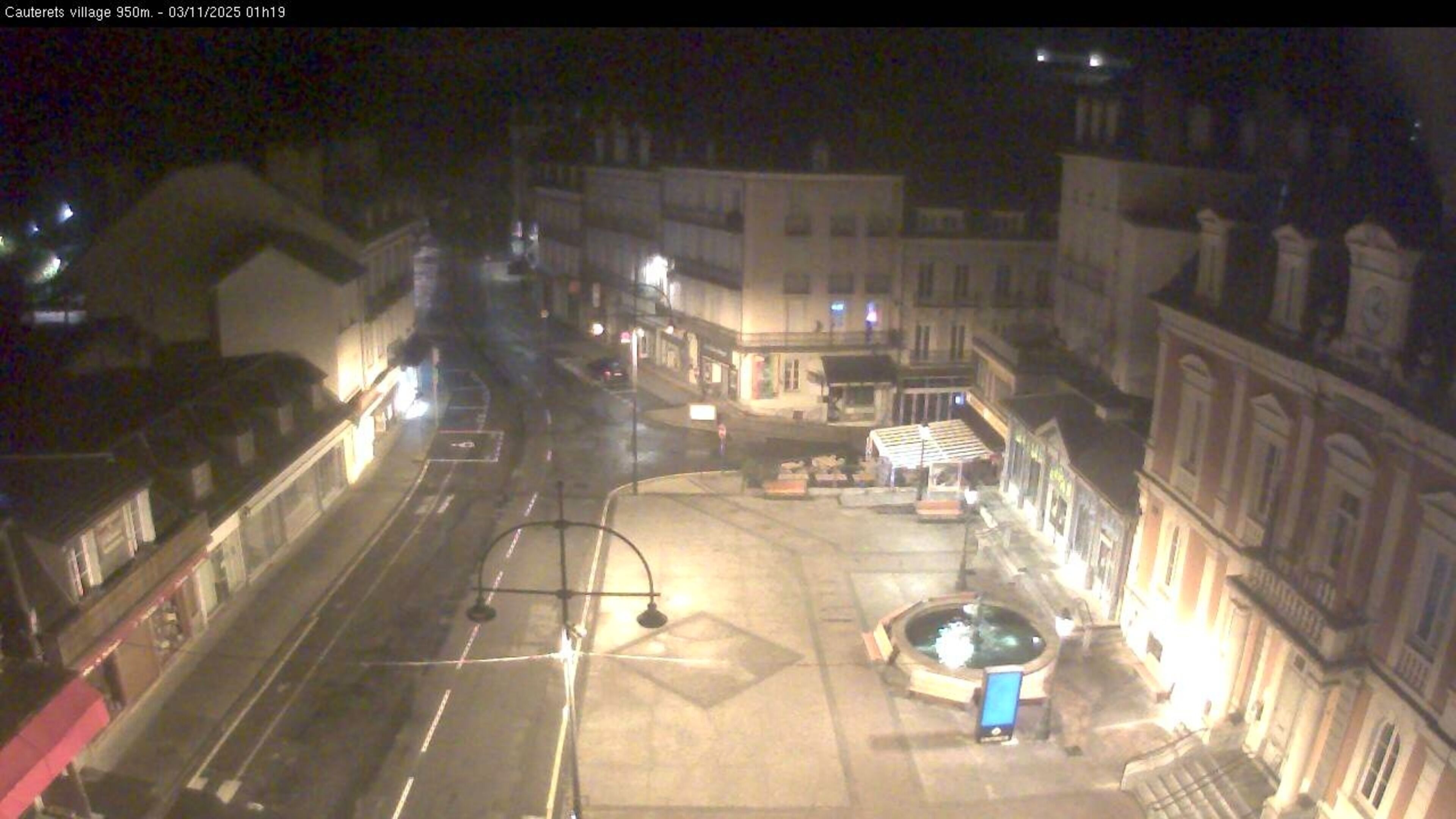 Webcam dans le village de Cauterets à 945 mètres d'altitude dans les Pyrénées. Vue sur la D920