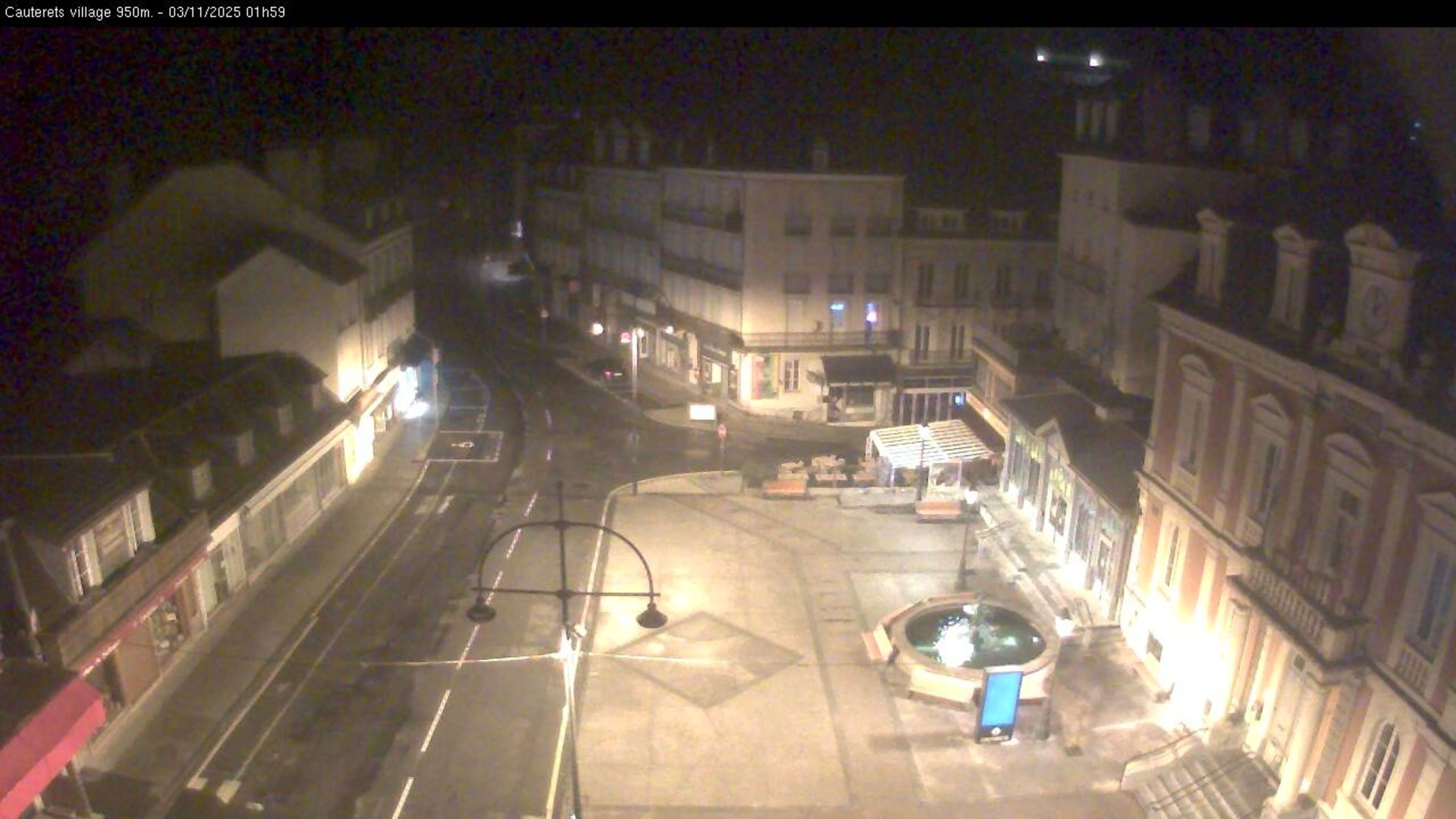 <h2>Webcam dans le village de Cauterets à 945 mètres d'altitude dans les Pyrénées. Vue sur la D920</h2>