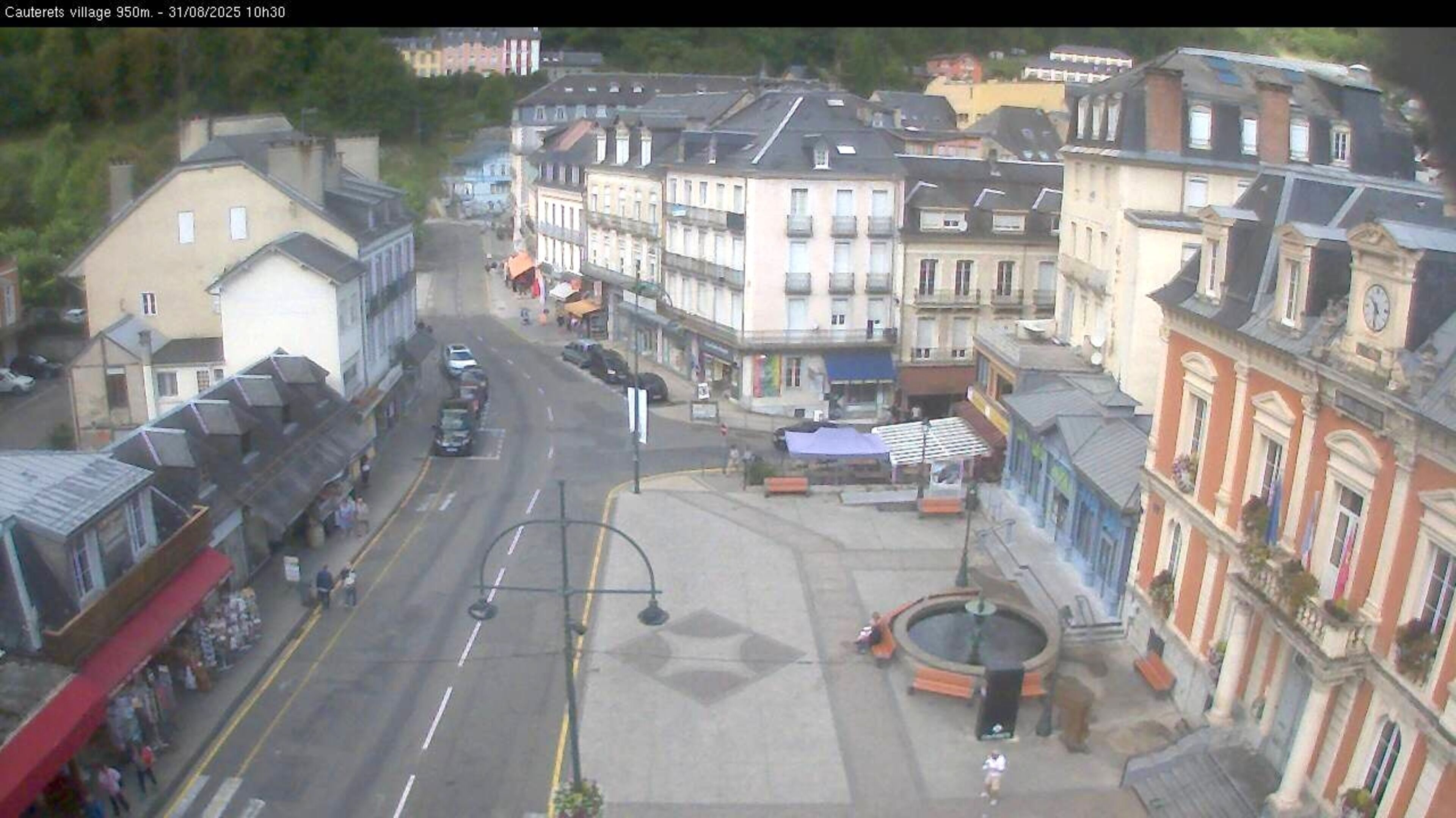 Webcam dans le village de Cauterets à 945 mètres d'altitude dans les Pyrénées. Vue sur la D920