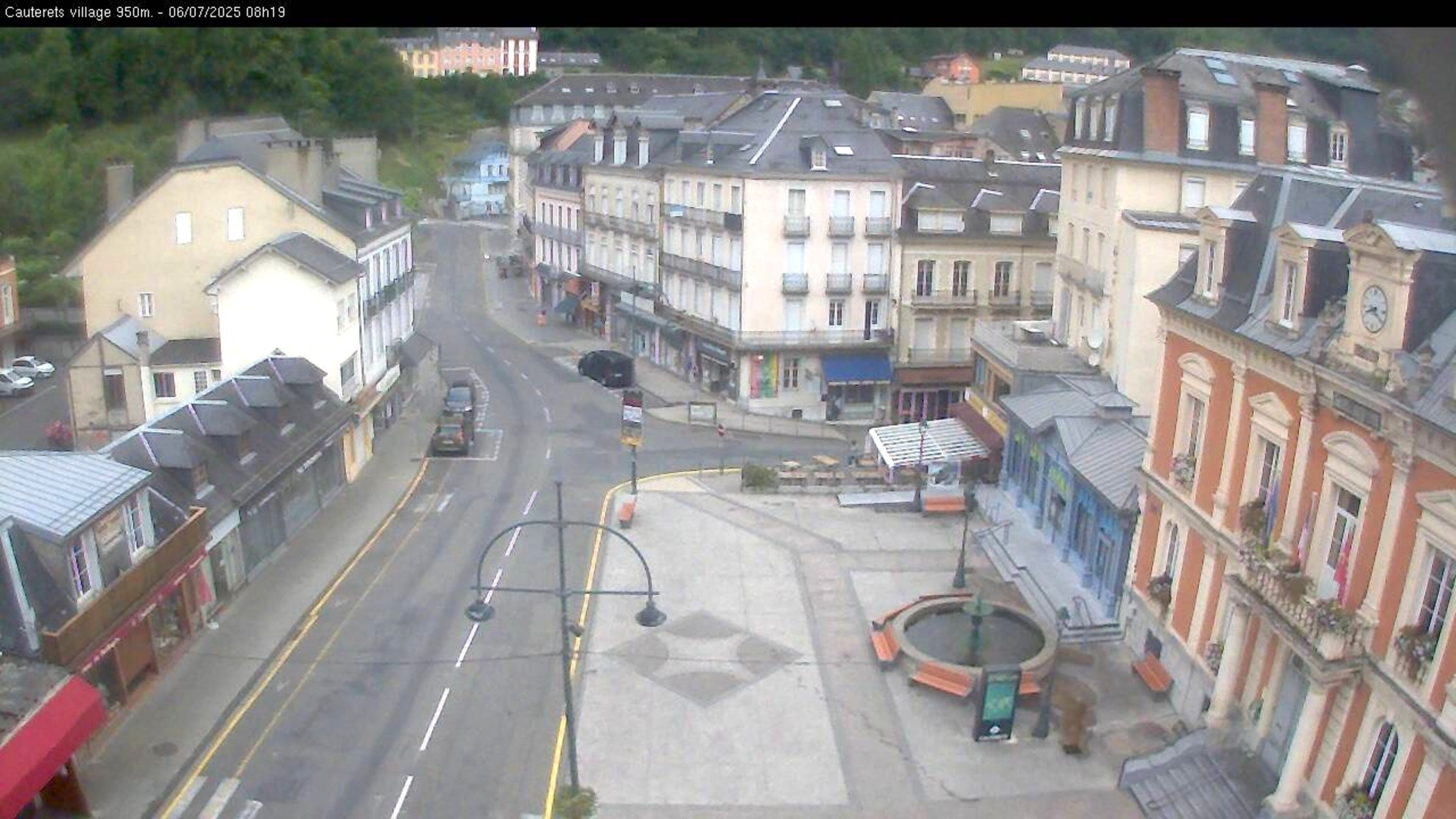 Webcam dans le village de Cauterets à 945 mètres d'altitude dans les Pyrénées. Vue sur la D920
