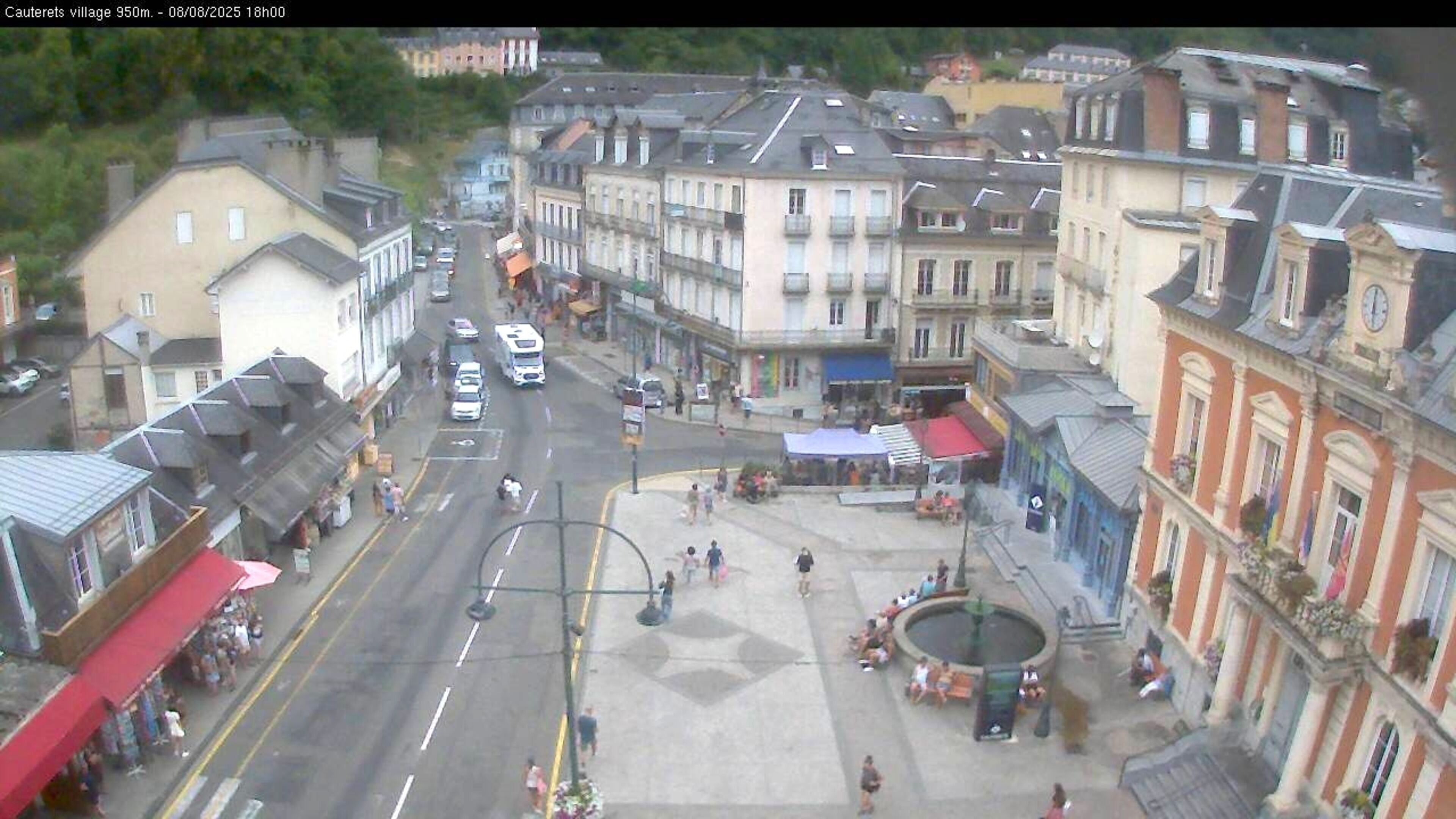 Webcam dans le village de Cauterets à 945 mètres d'altitude dans les Pyrénées. Vue sur la D920