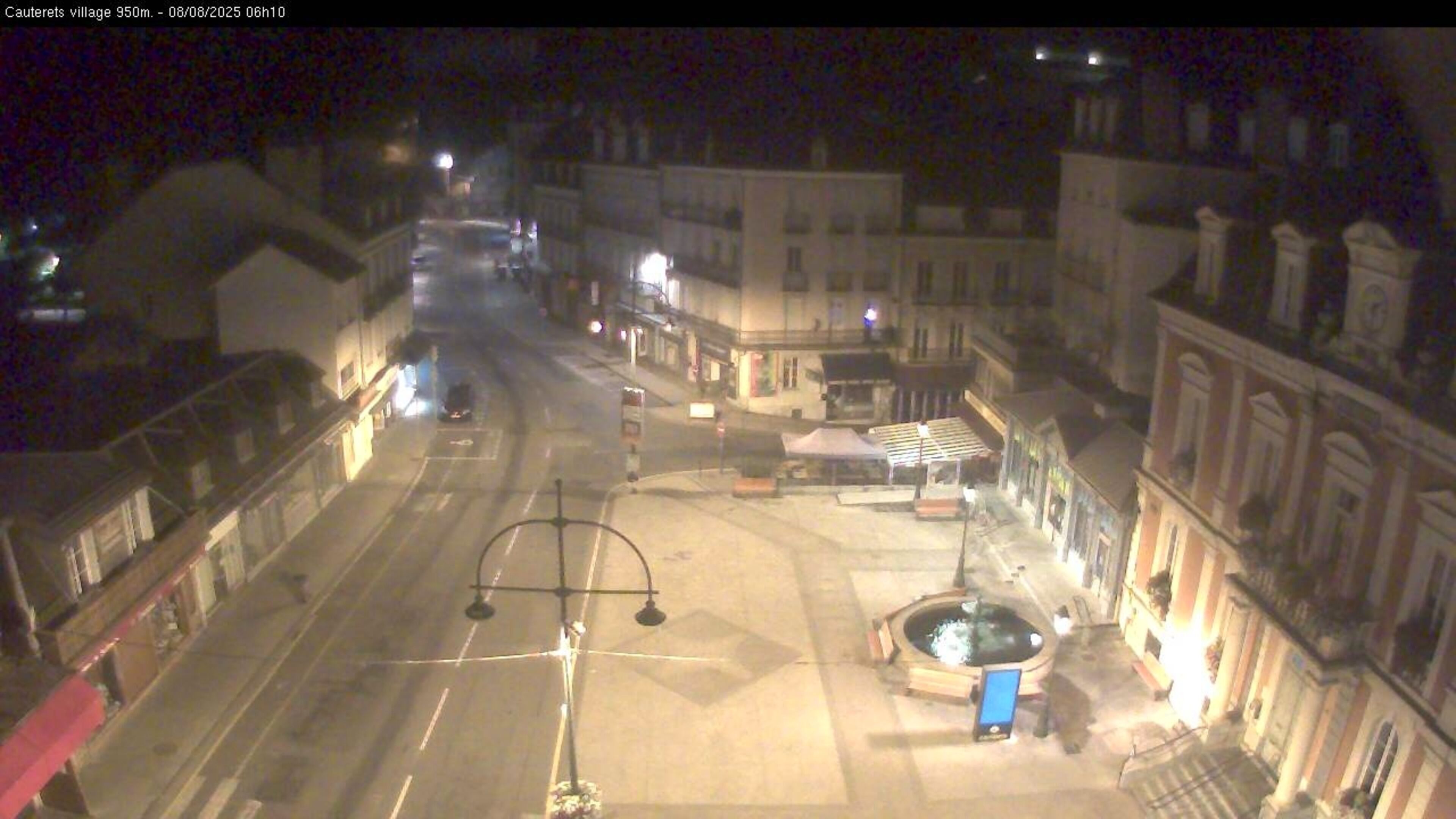 <h2>Webcam dans le village de Cauterets à 945 mètres d'altitude dans les Pyrénées. Vue sur la D920</h2>