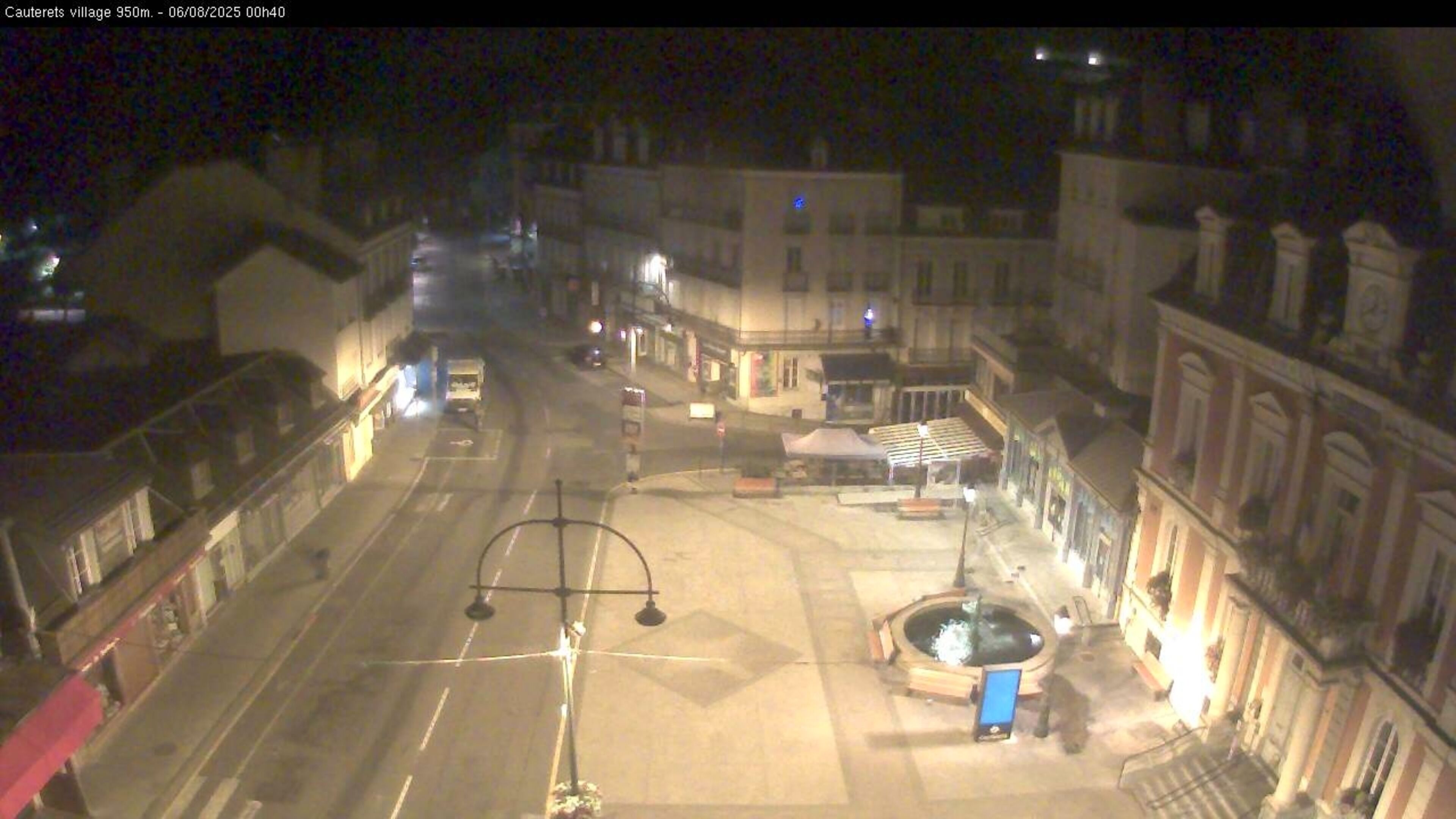 <h2>Webcam dans le village de Cauterets à 945 mètres d'altitude dans les Pyrénées. Vue sur la D920</h2>
