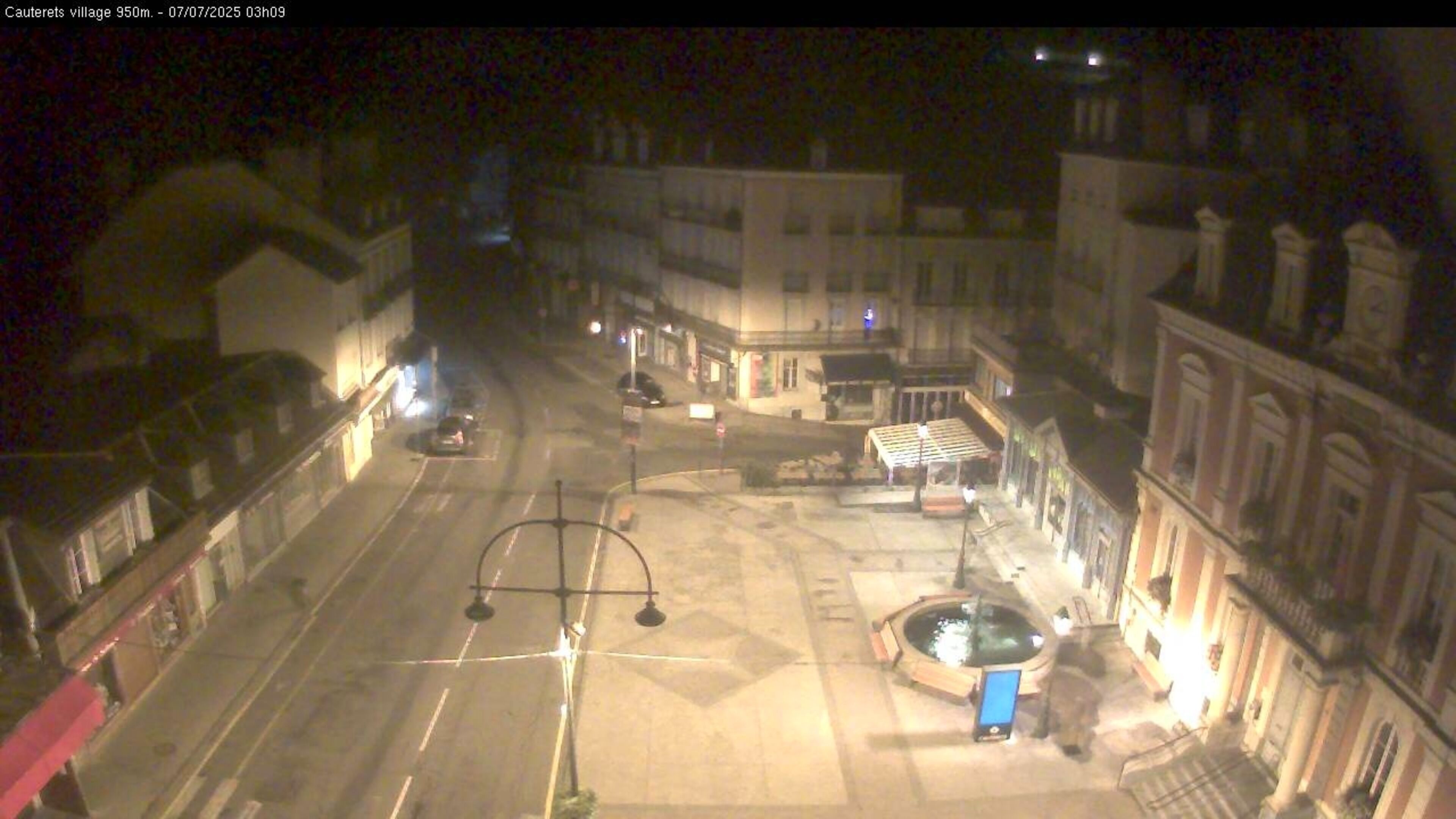 Webcam dans le village de Cauterets à 945 mètres d'altitude dans les Pyrénées. Vue sur la D920
