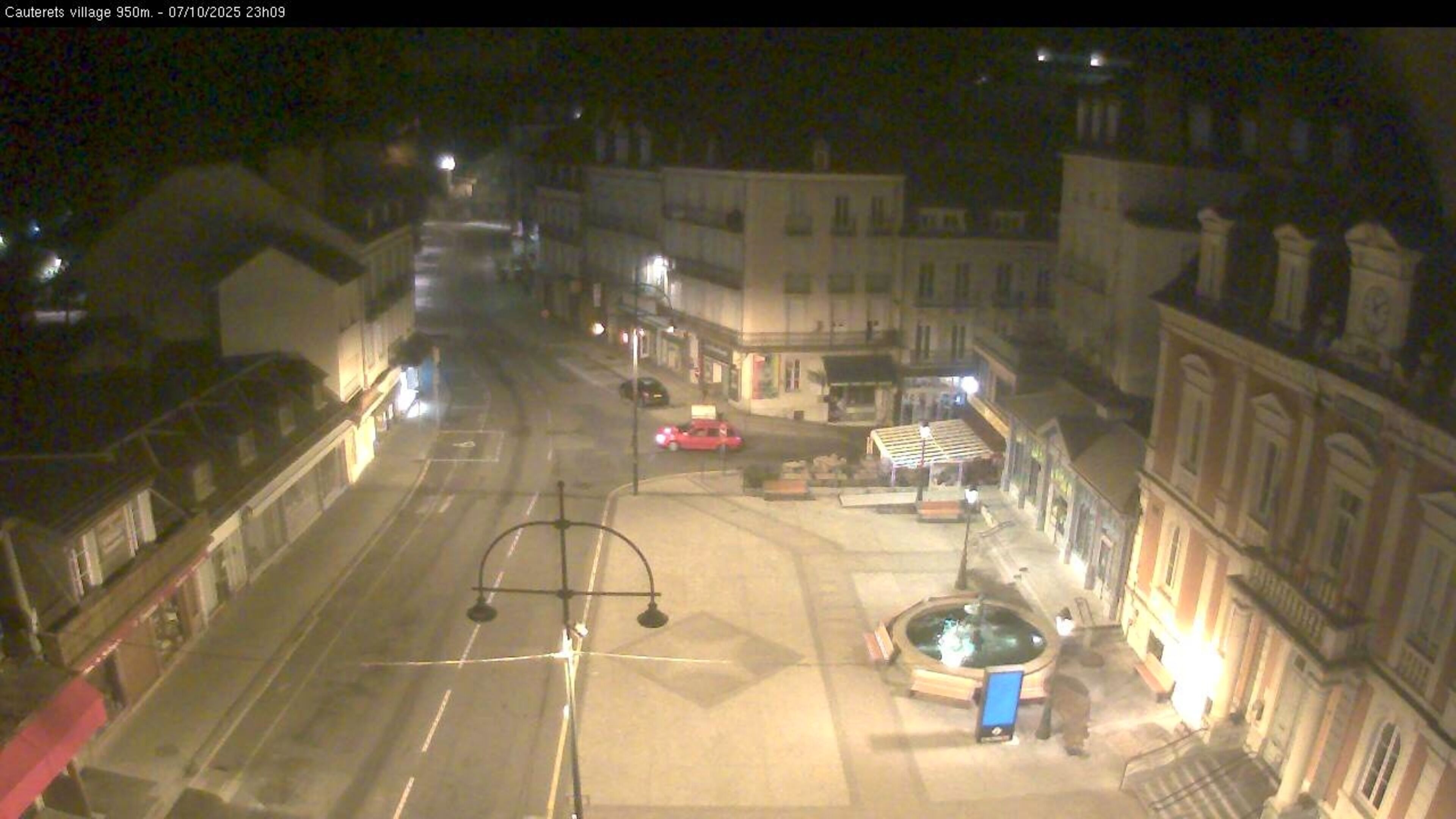 <h2>Webcam dans le village de Cauterets à 945 mètres d'altitude dans les Pyrénées. Vue sur la D920</h2>