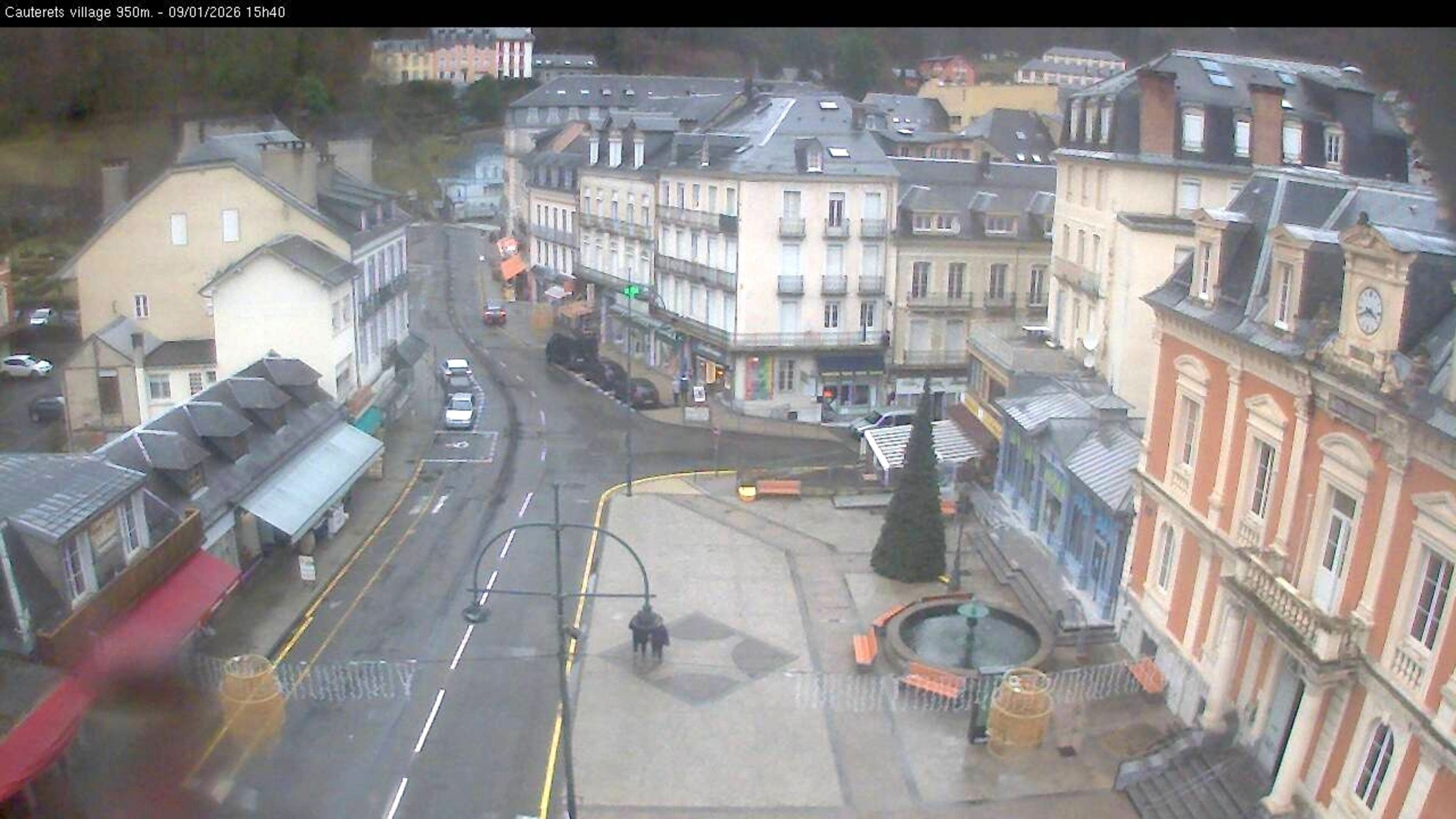 Webcam dans le village de Cauterets à 945 mètres d'altitude dans les Pyrénées. Vue sur la D920