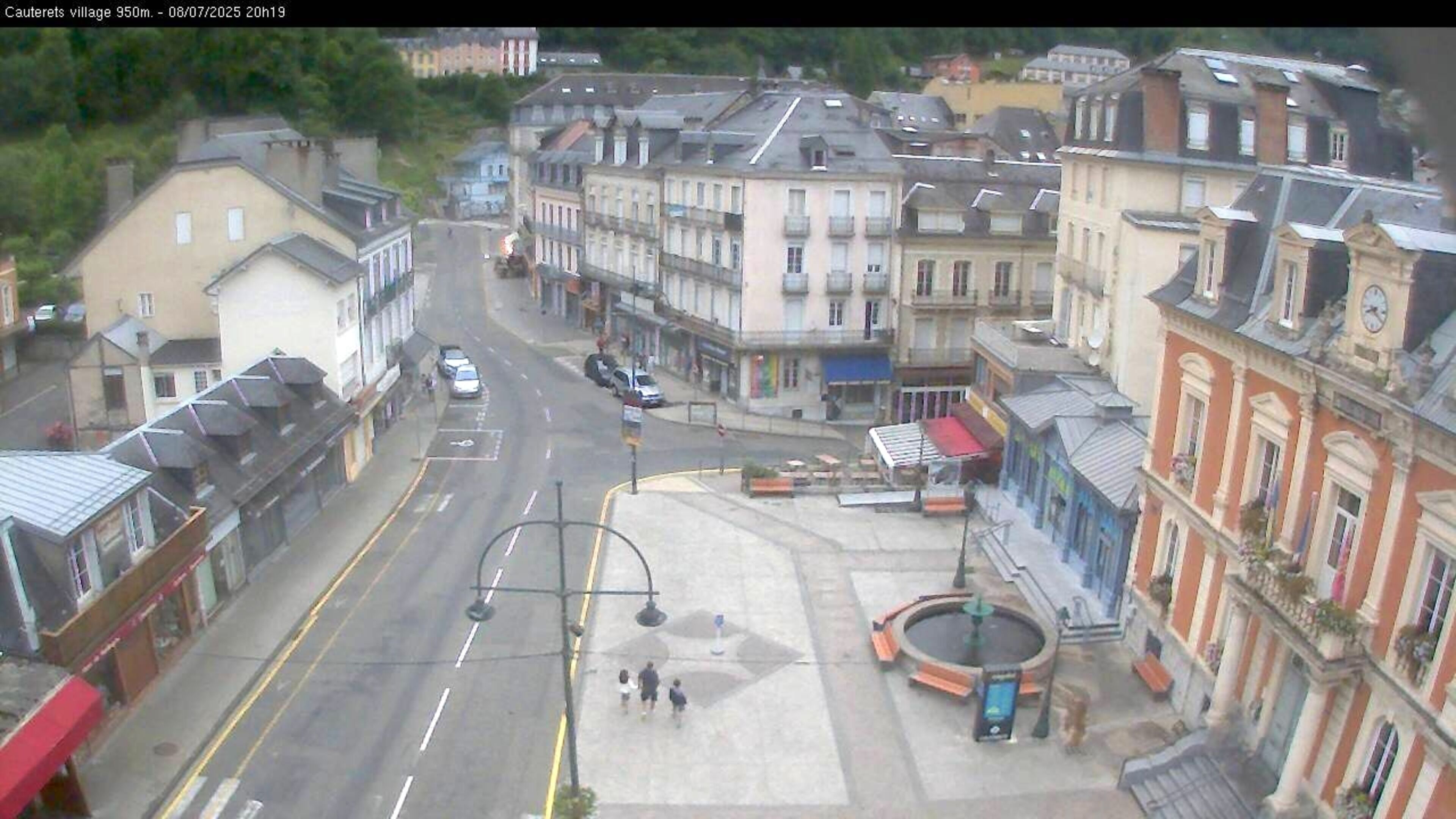 Webcam dans le village de Cauterets à 945 mètres d'altitude dans les Pyrénées. Vue sur la D920