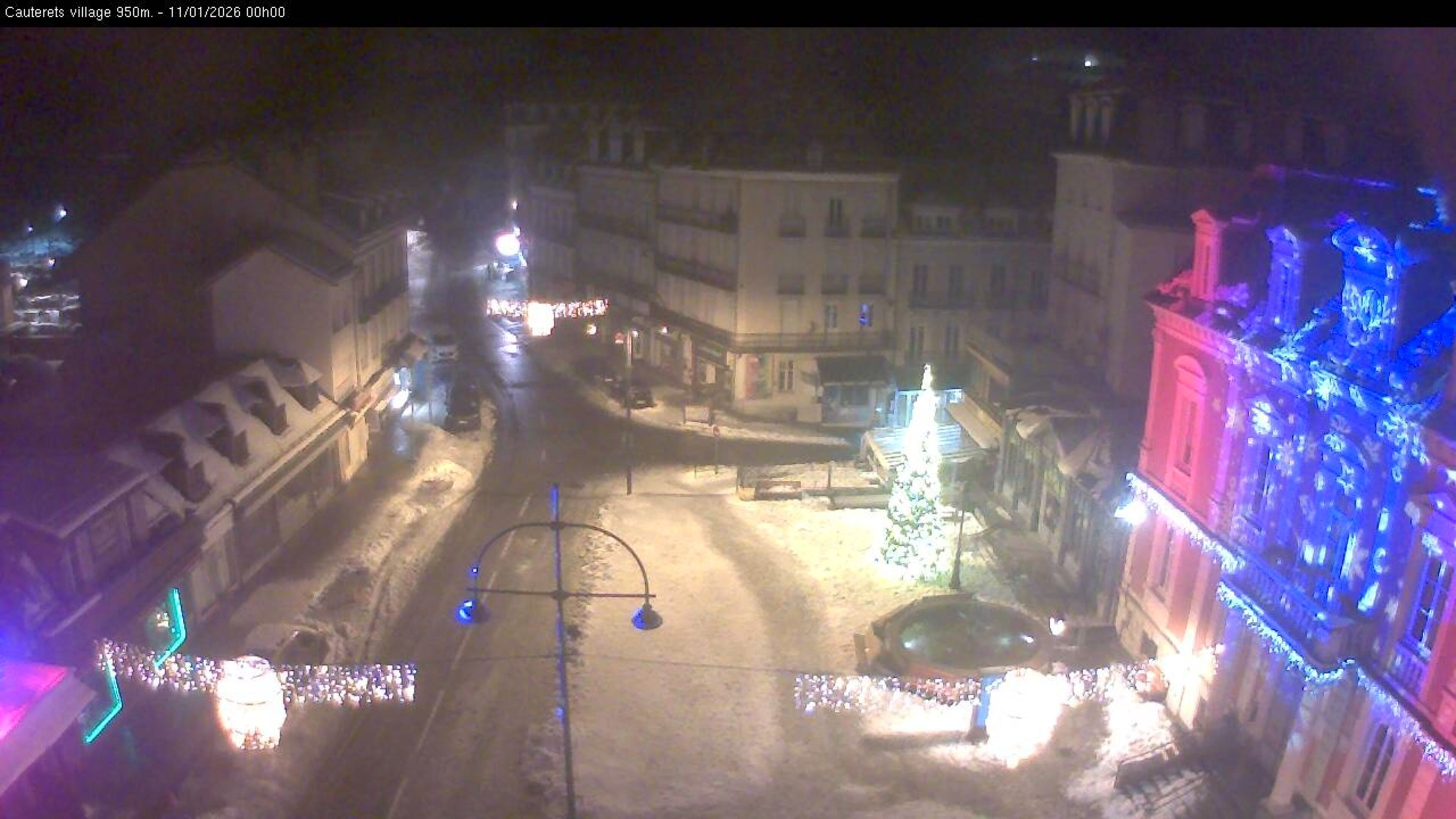 Webcam dans le village de Cauterets à 945 mètres d'altitude dans les Pyrénées. Vue sur la D920