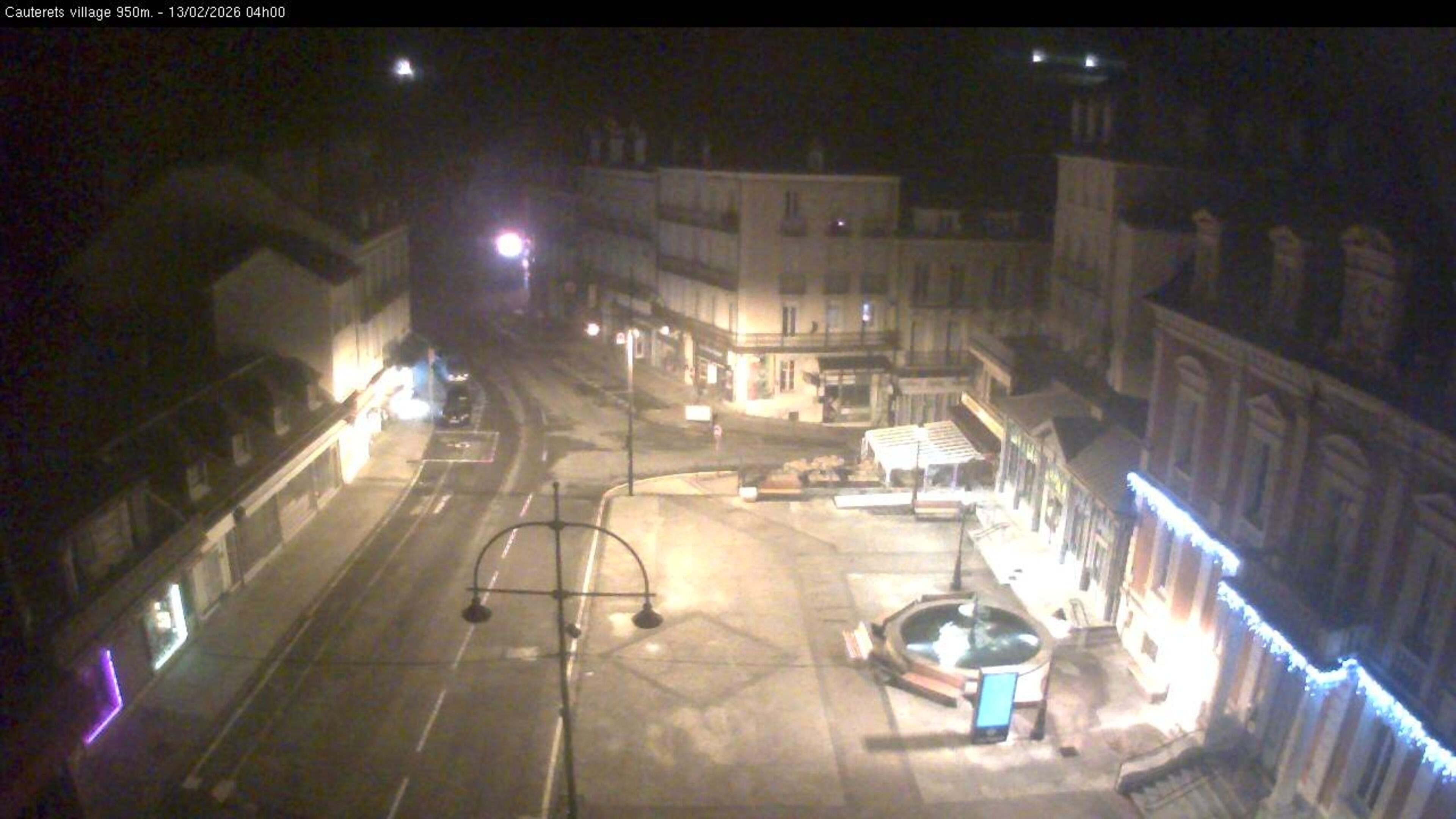 <h2>Webcam dans le village de Cauterets à 945 mètres d'altitude dans les Pyrénées. Vue sur la D920</h2>