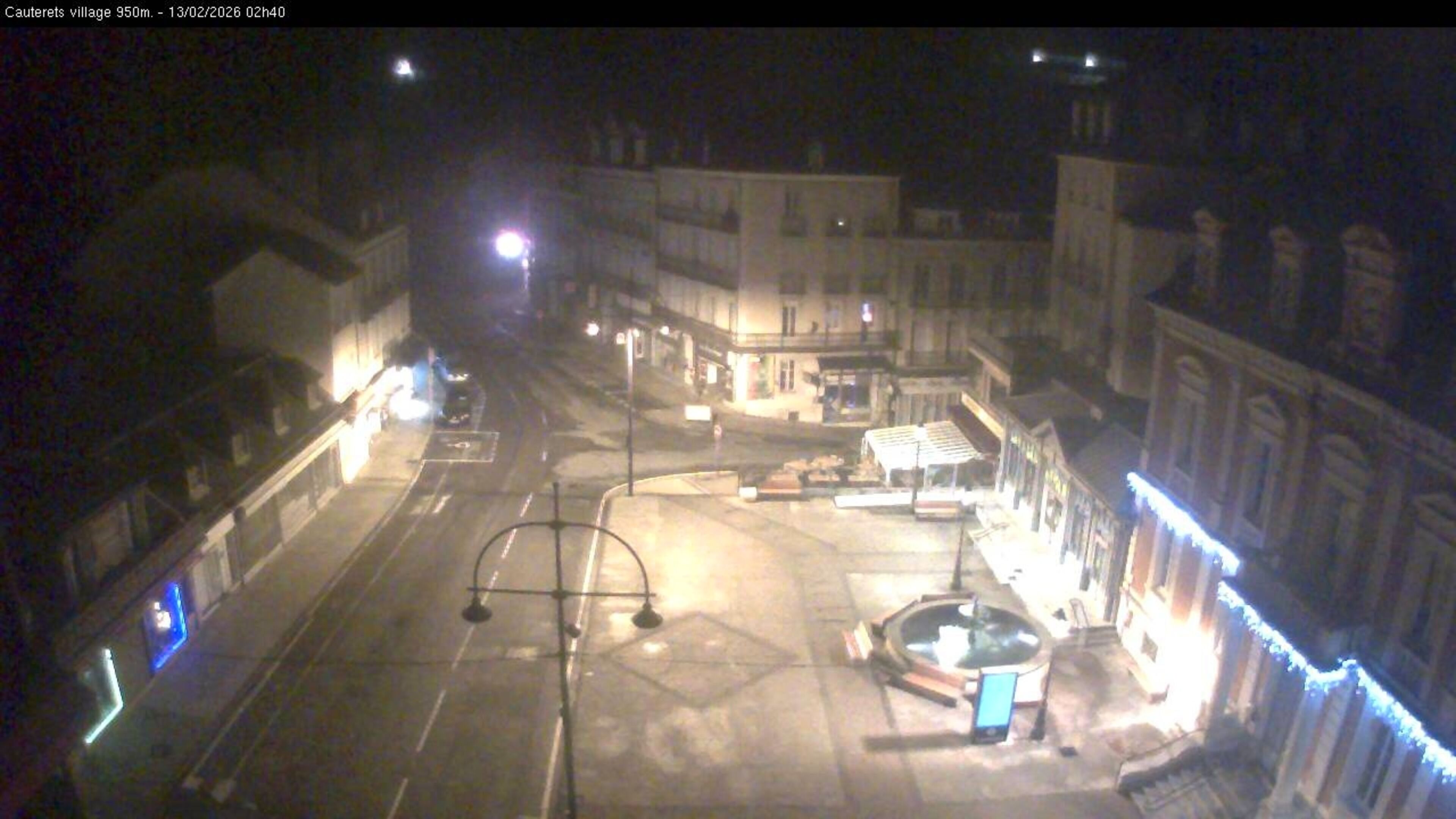 Webcam dans le village de Cauterets à 945 mètres d'altitude dans les Pyrénées. Vue sur la D920