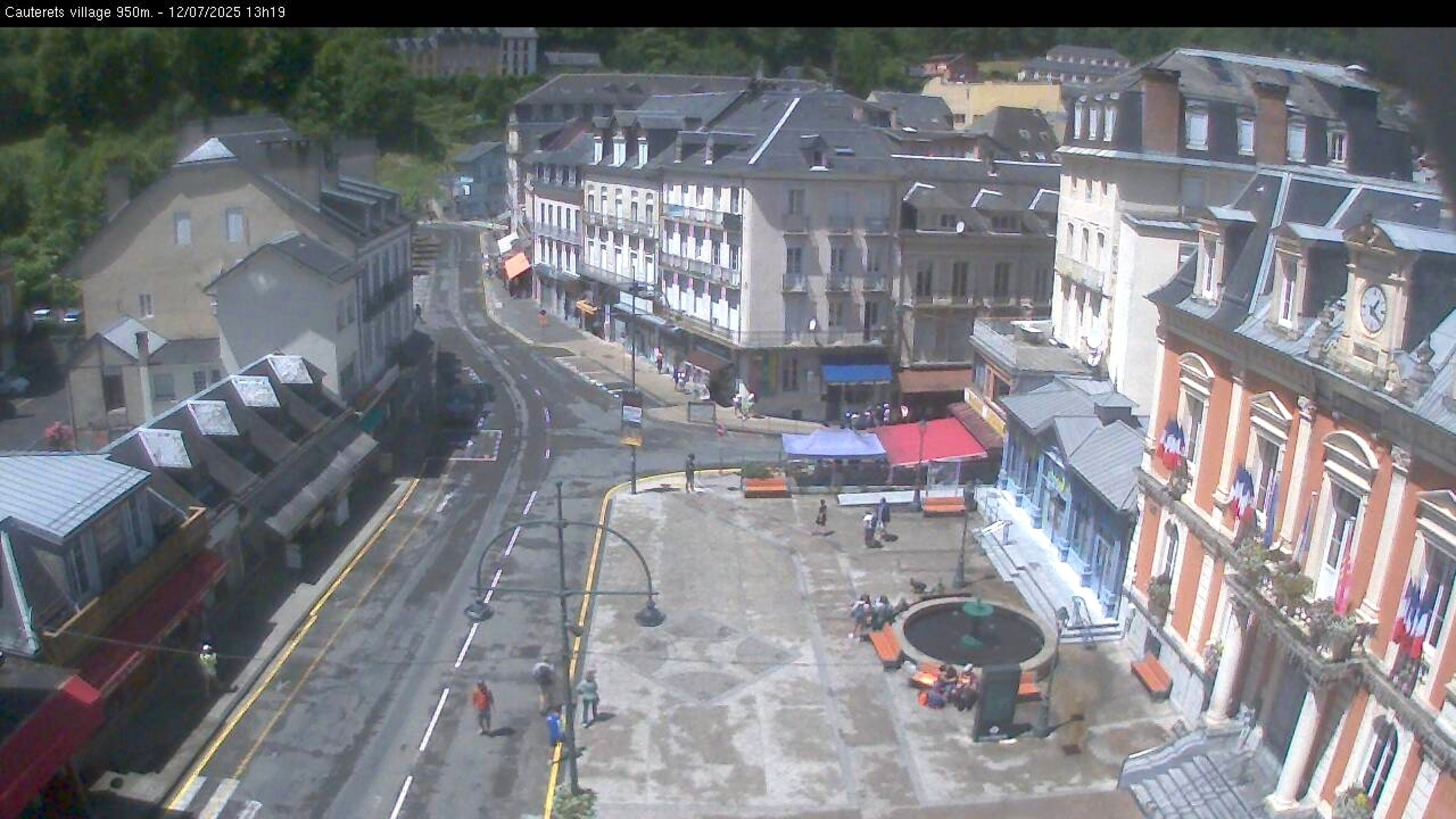 Webcam dans le village de Cauterets à 945 mètres d'altitude dans les Pyrénées. Vue sur la D920