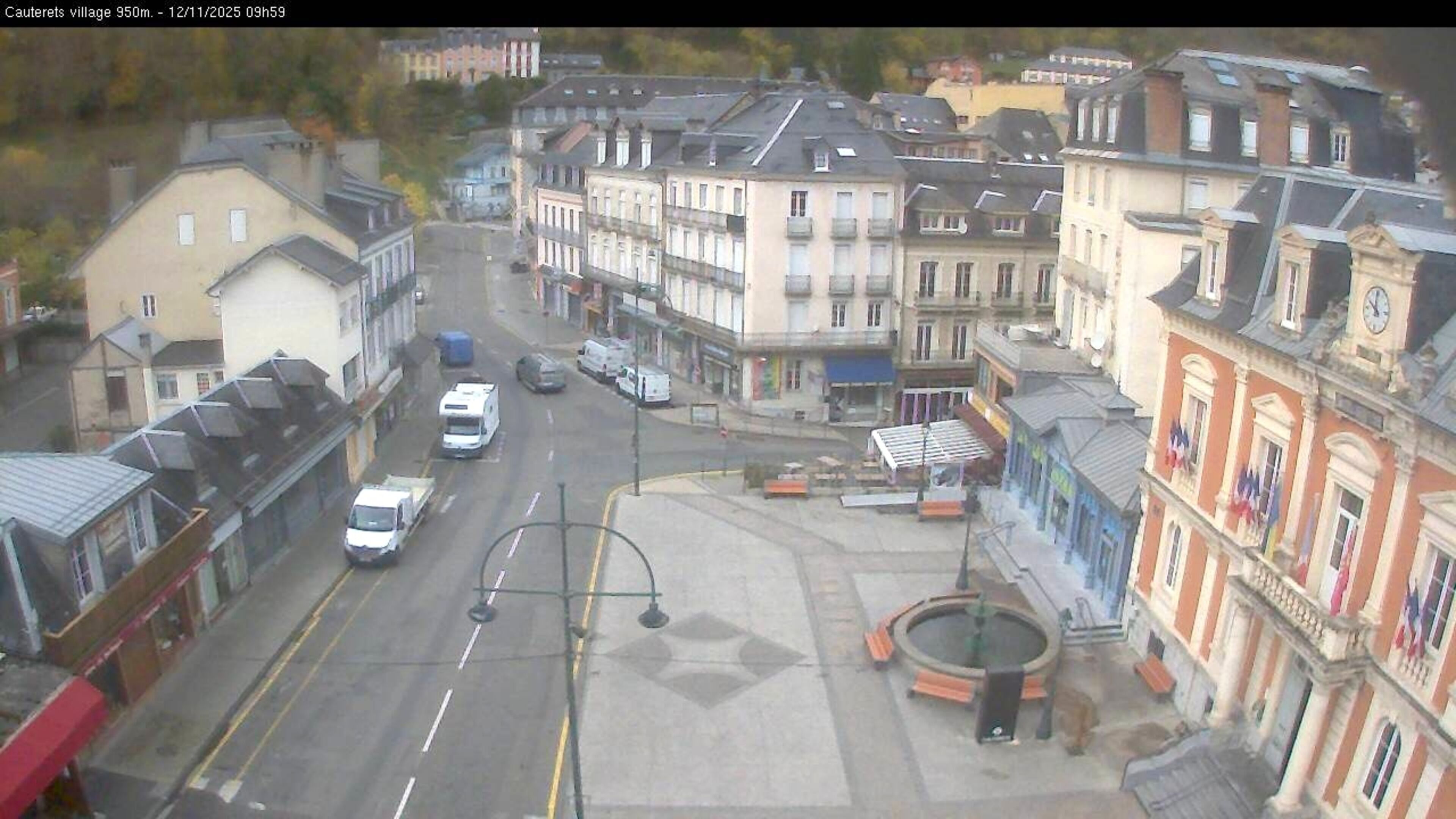 <h2>Webcam dans le village de Cauterets à 945 mètres d'altitude dans les Pyrénées. Vue sur la D920</h2>
