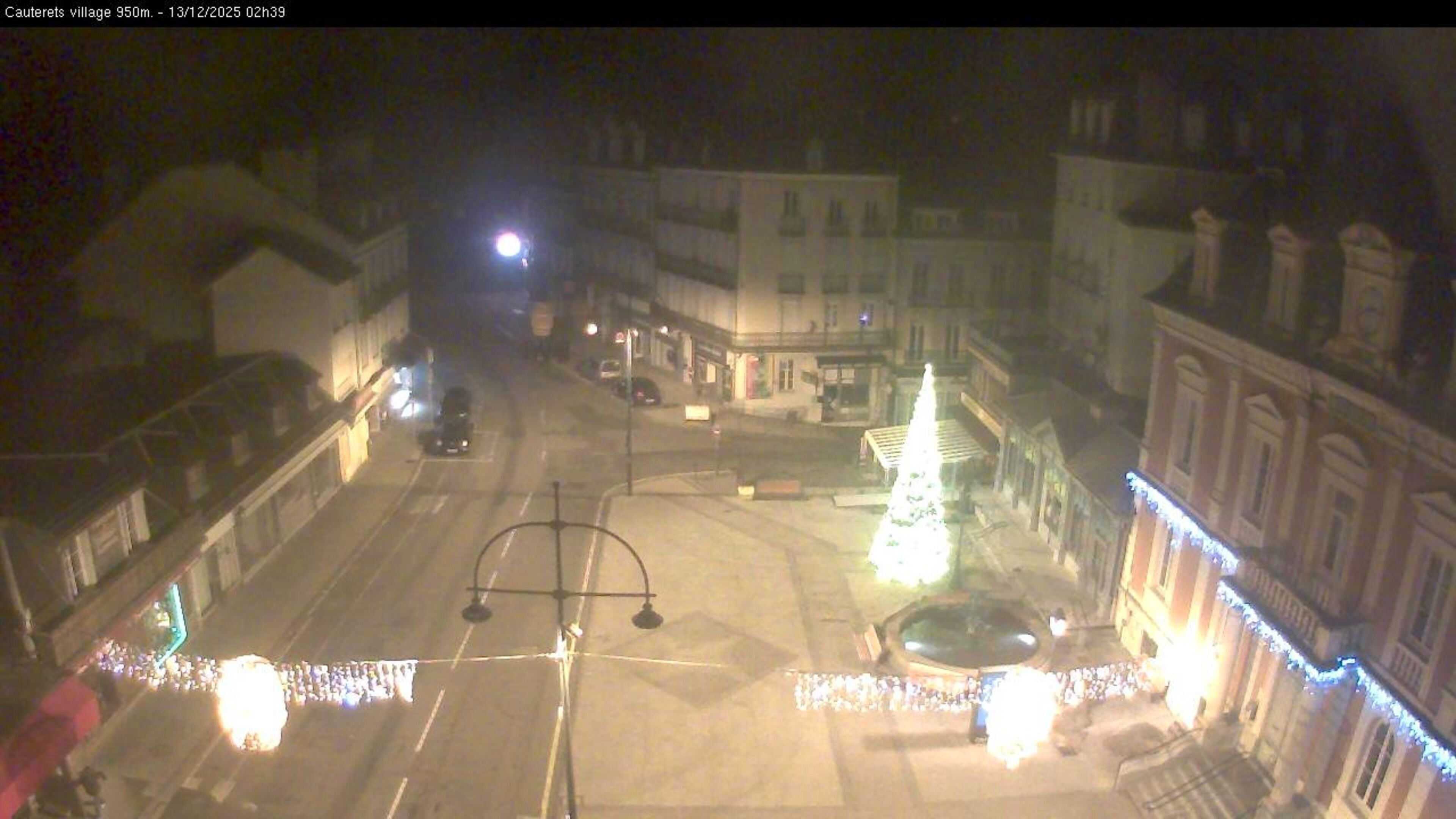 Webcam dans le village de Cauterets à 945 mètres d'altitude dans les Pyrénées. Vue sur la D920