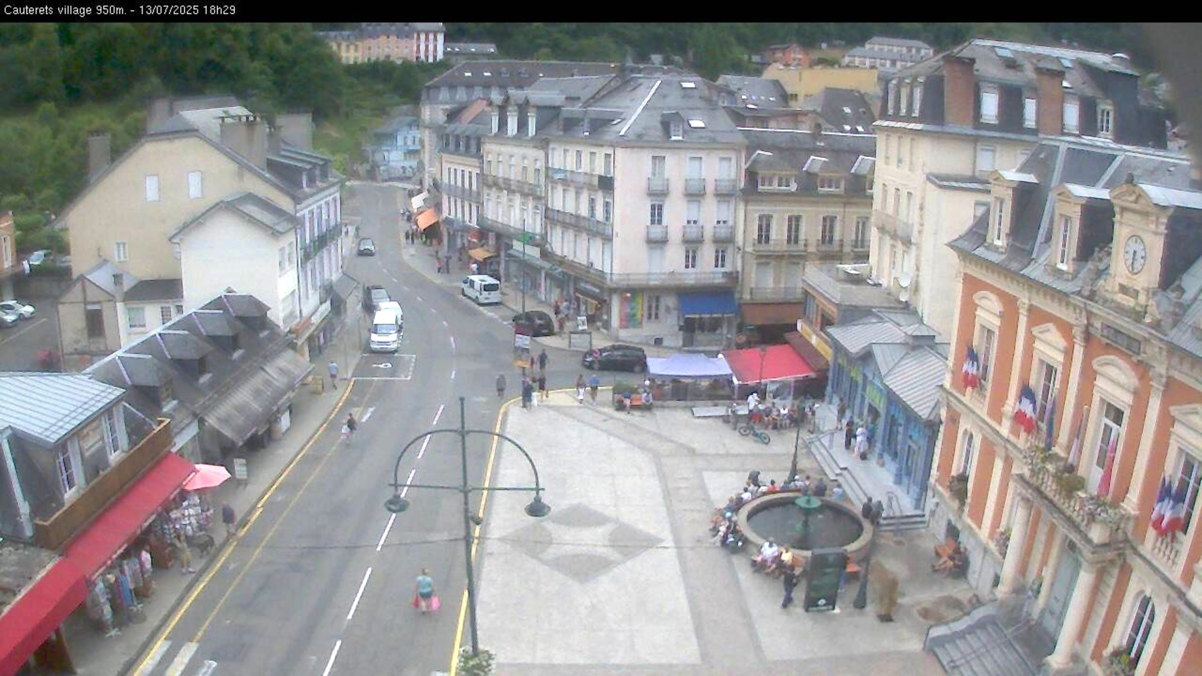 Webcam dans le village de Cauterets à 945 mètres d'altitude dans les Pyrénées. Vue sur la D920
