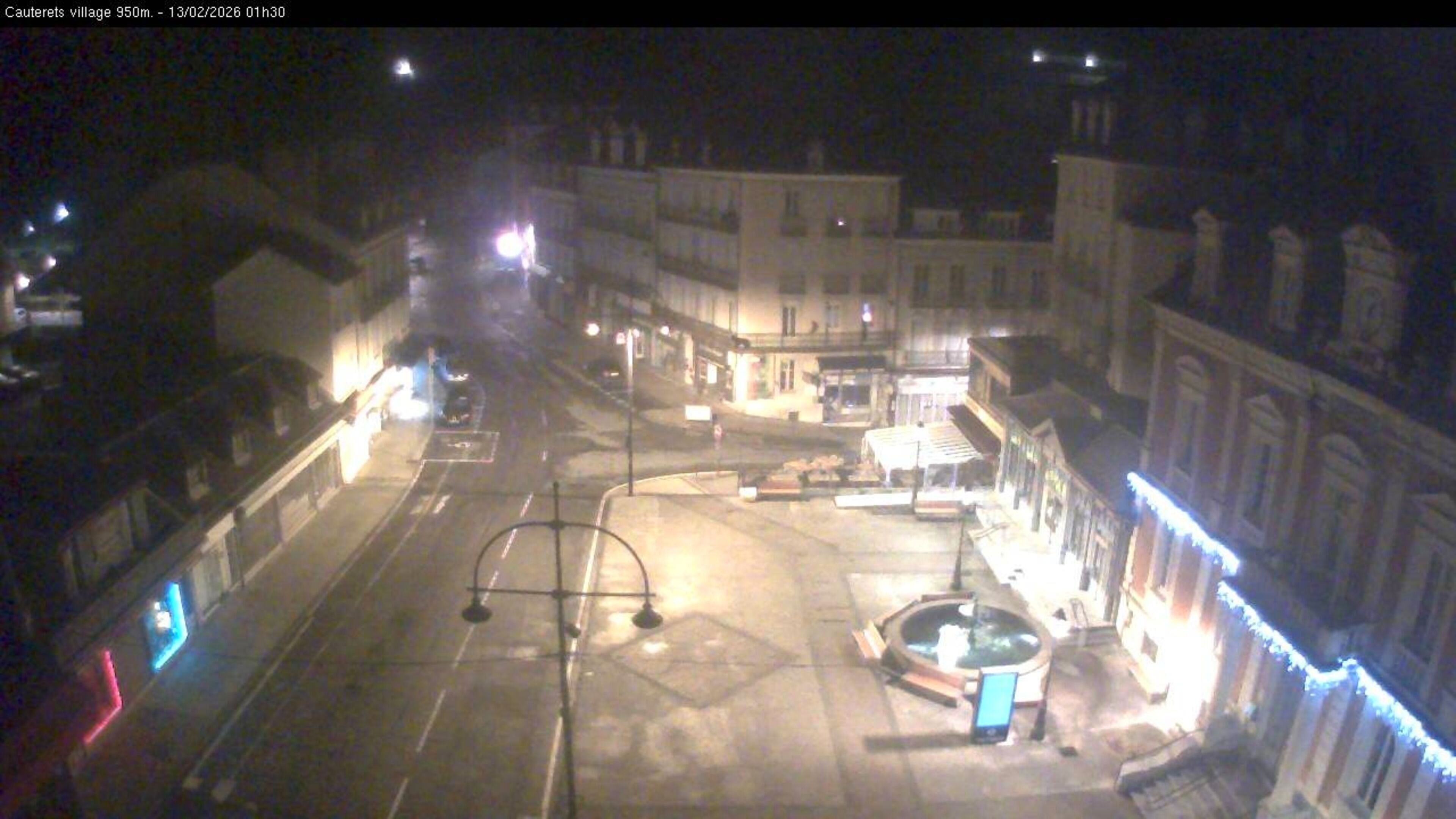 <h2>Webcam dans le village de Cauterets à 945 mètres d'altitude dans les Pyrénées. Vue sur la D920</h2>