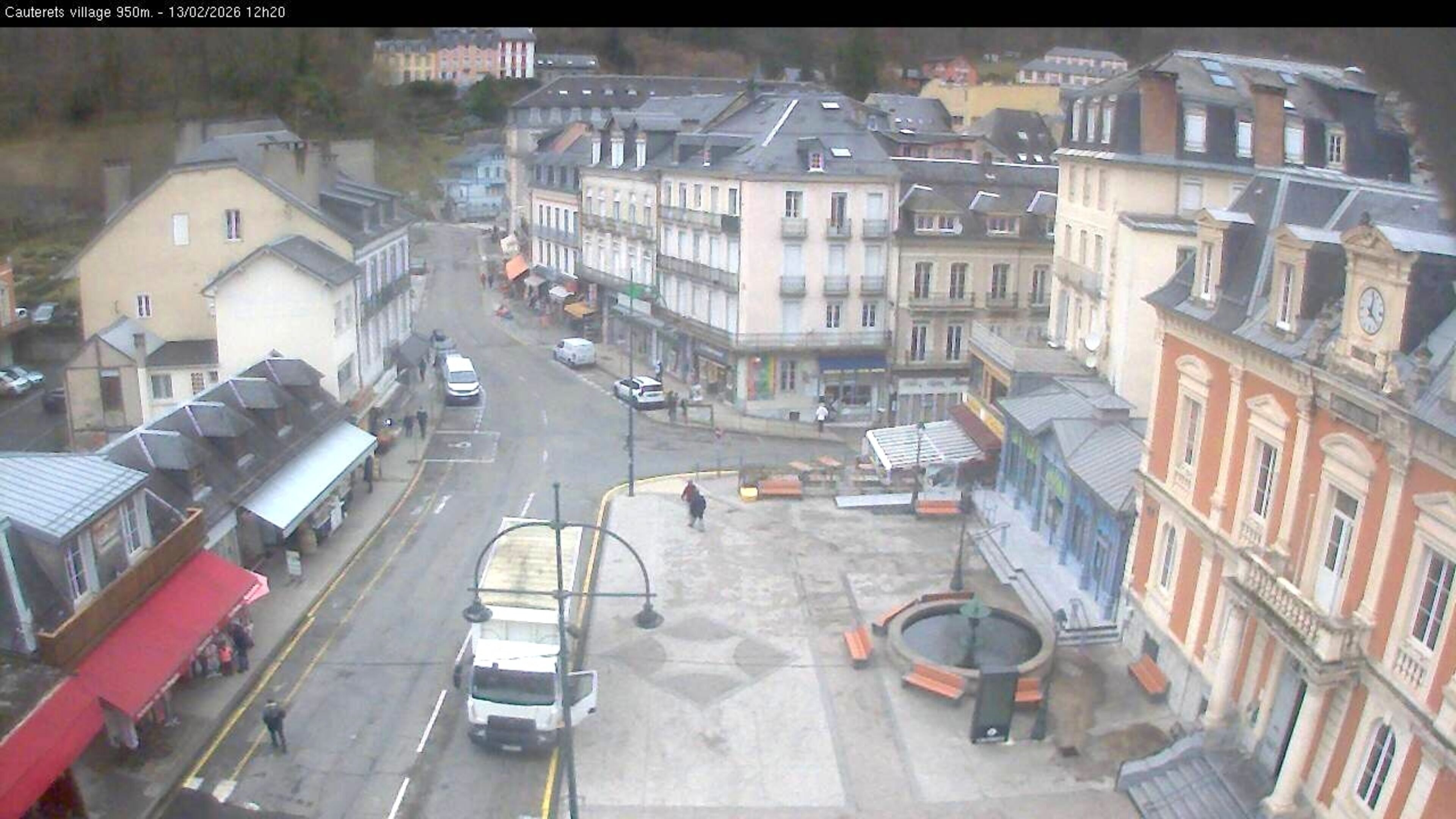 Webcam dans le village de Cauterets à 945 mètres d'altitude dans les Pyrénées. Vue sur la D920