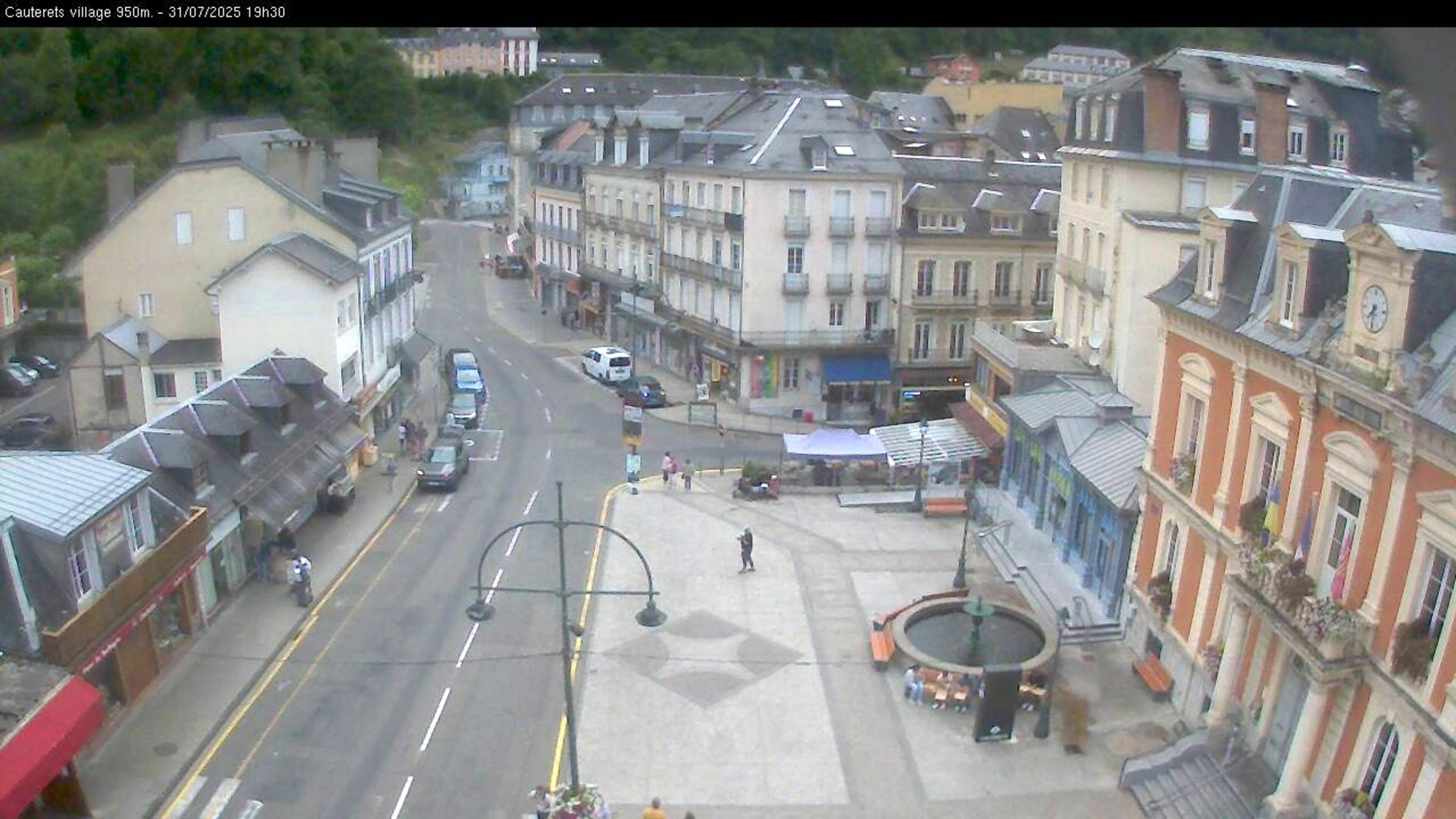 Webcam dans le village de Cauterets à 945 mètres d'altitude dans les Pyrénées. Vue sur la D920