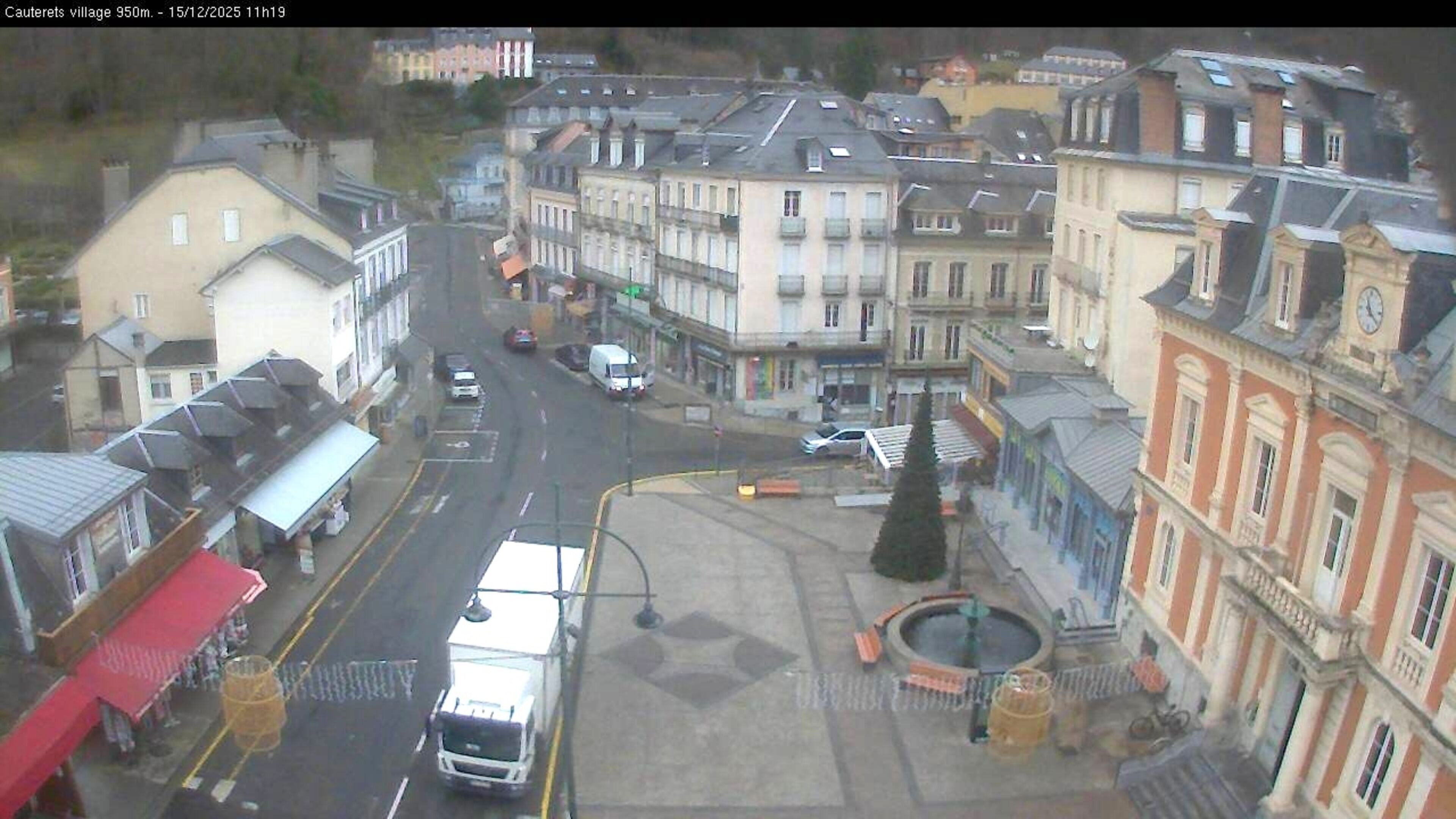 <h2>Webcam dans le village de Cauterets à 945 mètres d'altitude dans les Pyrénées. Vue sur la D920</h2>