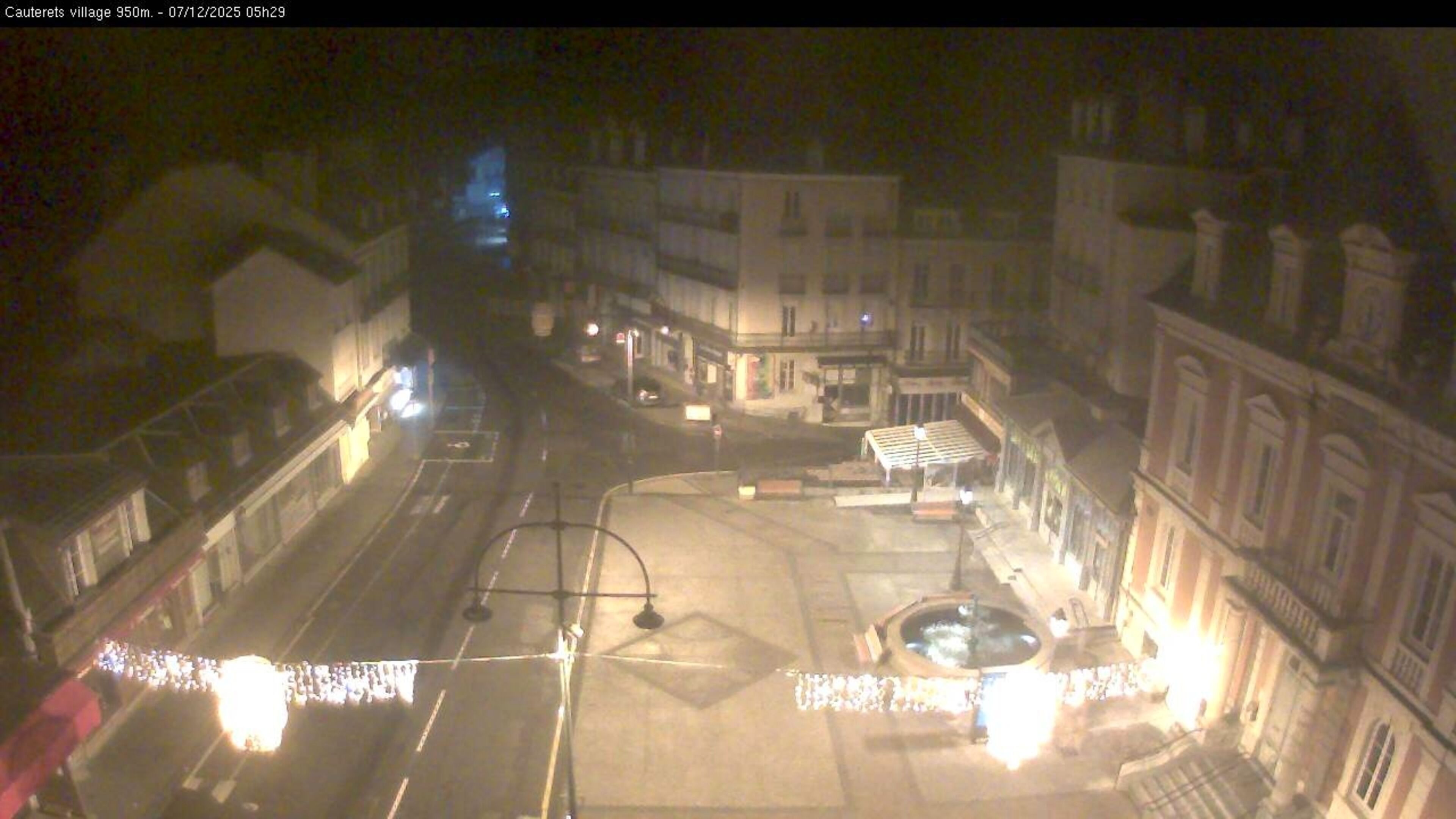 Webcam dans le village de Cauterets à 945 mètres d'altitude dans les Pyrénées. Vue sur la D920