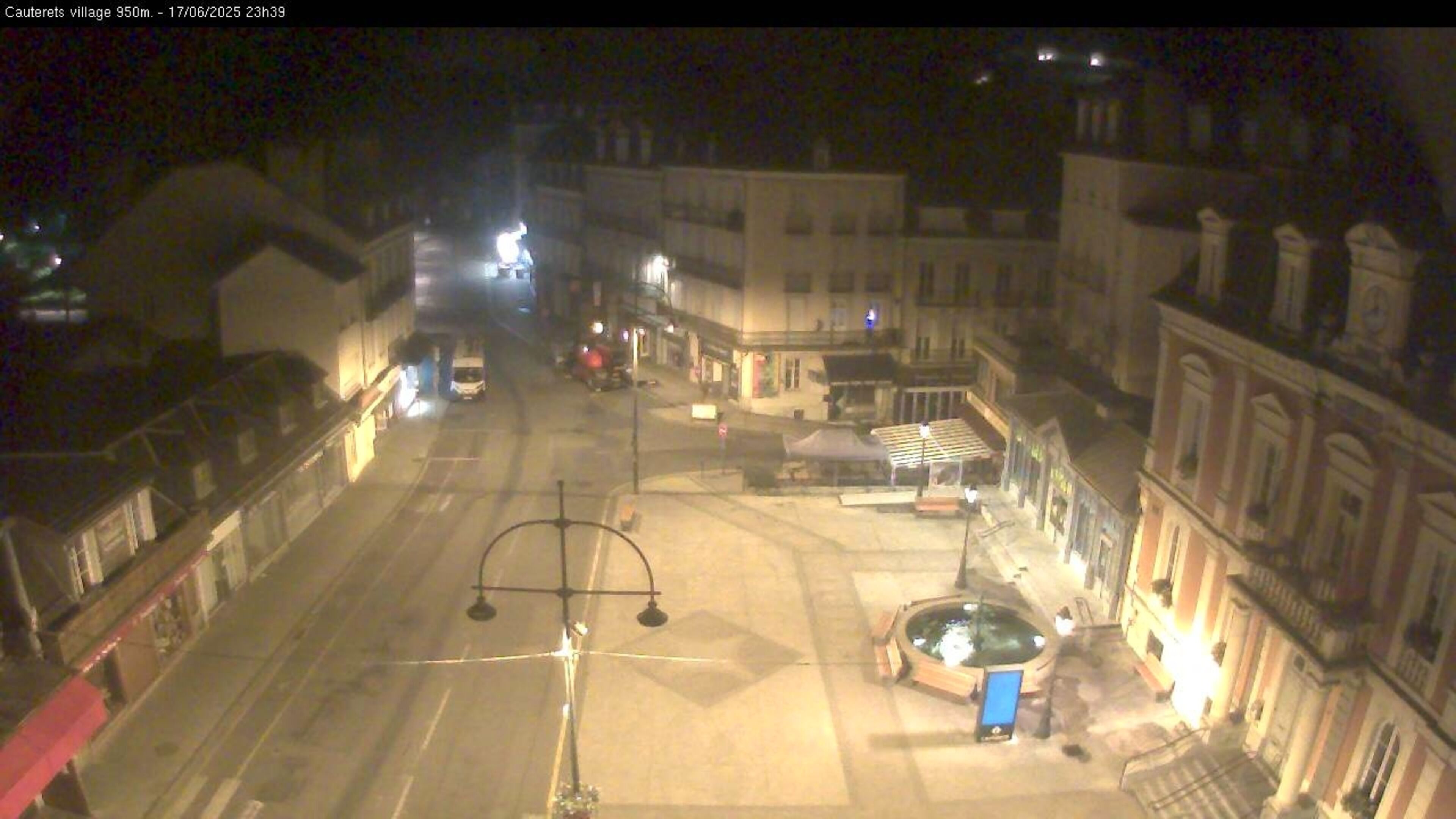 Webcam dans le village de Cauterets à 945 mètres d'altitude dans les Pyrénées. Vue sur la D920