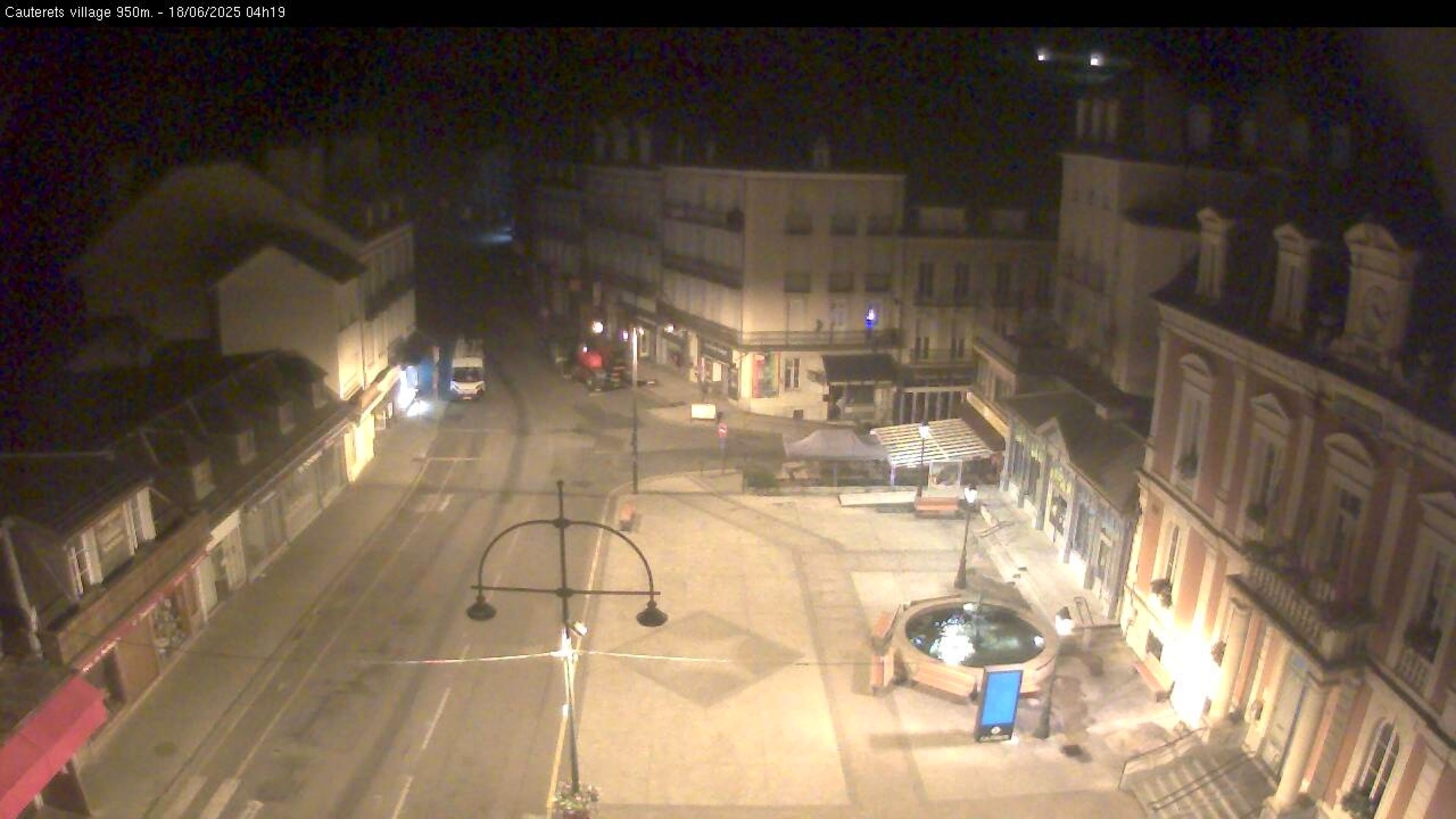 Webcam dans le village de Cauterets à 945 mètres d'altitude dans les Pyrénées. Vue sur la D920