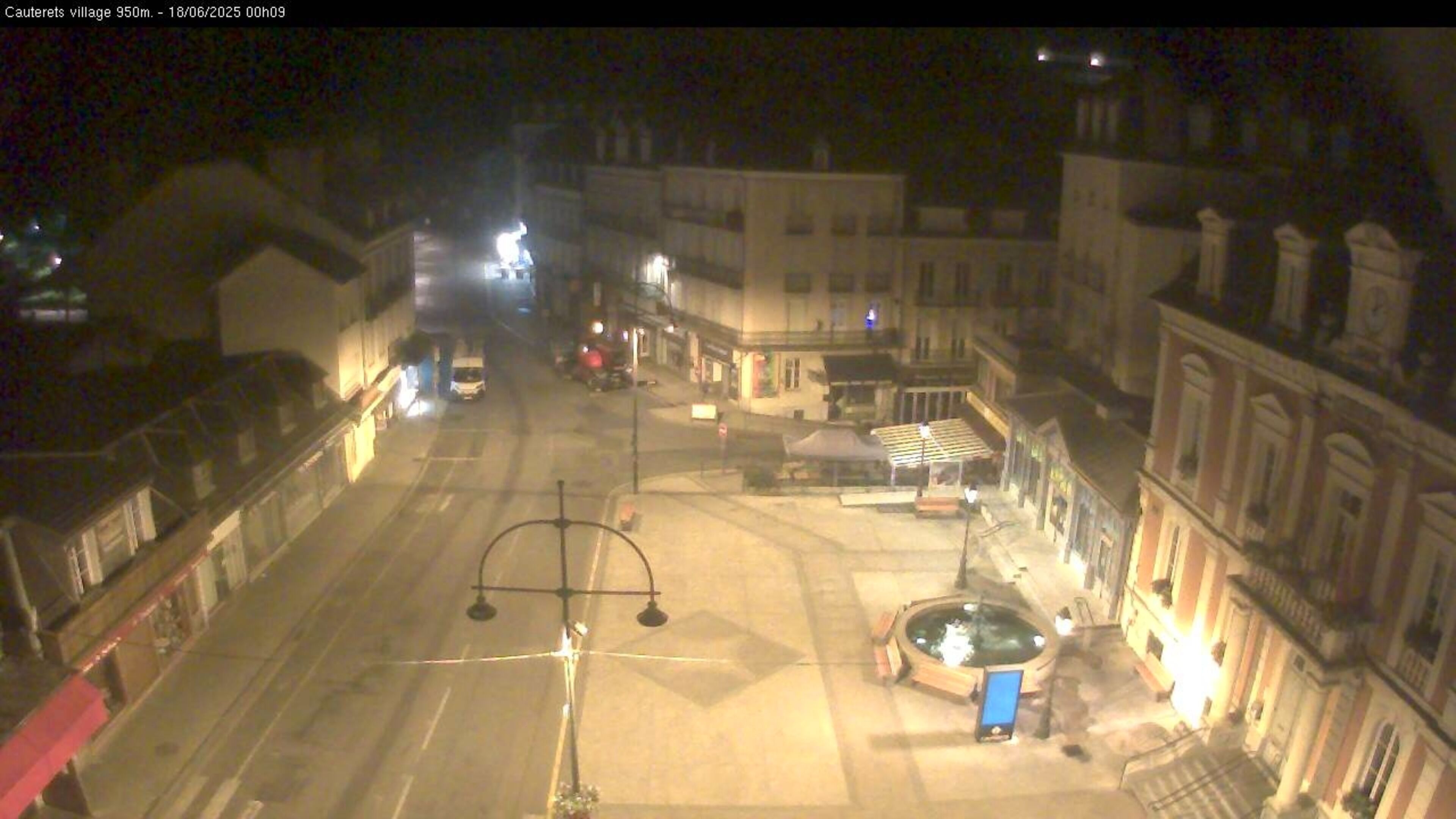 Webcam dans le village de Cauterets à 945 mètres d'altitude dans les Pyrénées. Vue sur la D920
