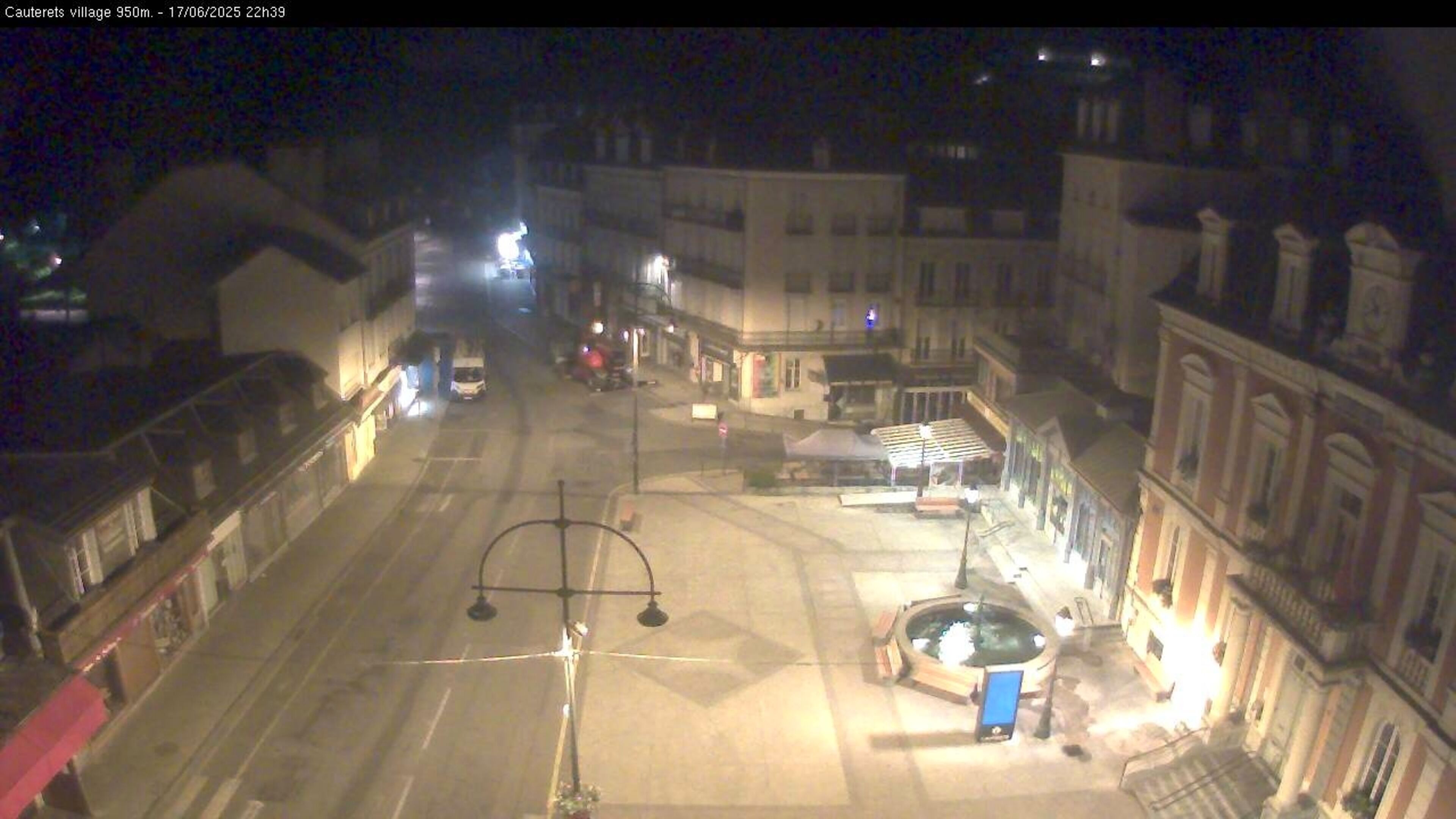 Webcam dans le village de Cauterets à 945 mètres d'altitude dans les Pyrénées. Vue sur la D920