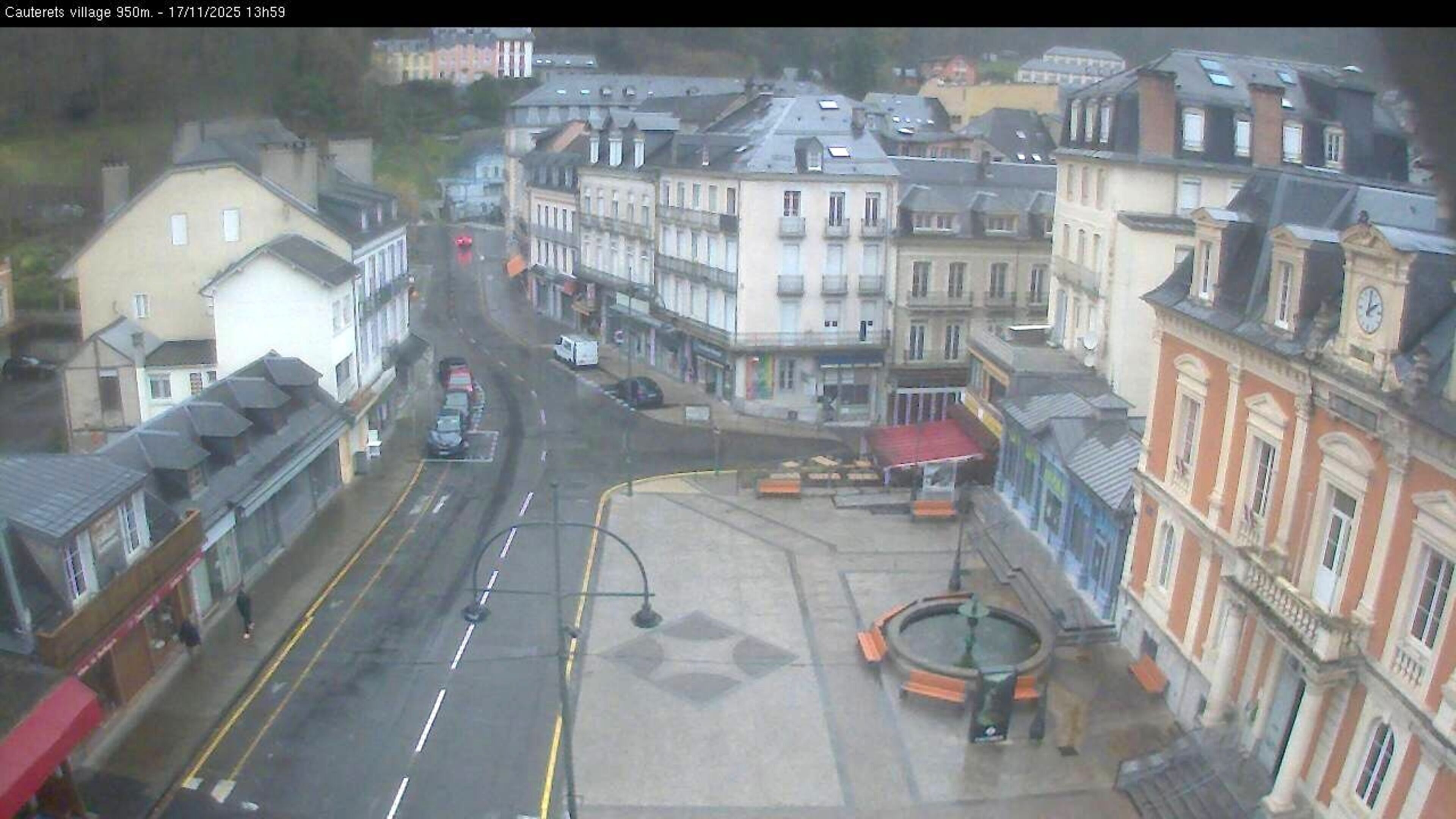 <h2>Webcam dans le village de Cauterets à 945 mètres d'altitude dans les Pyrénées. Vue sur la D920</h2>