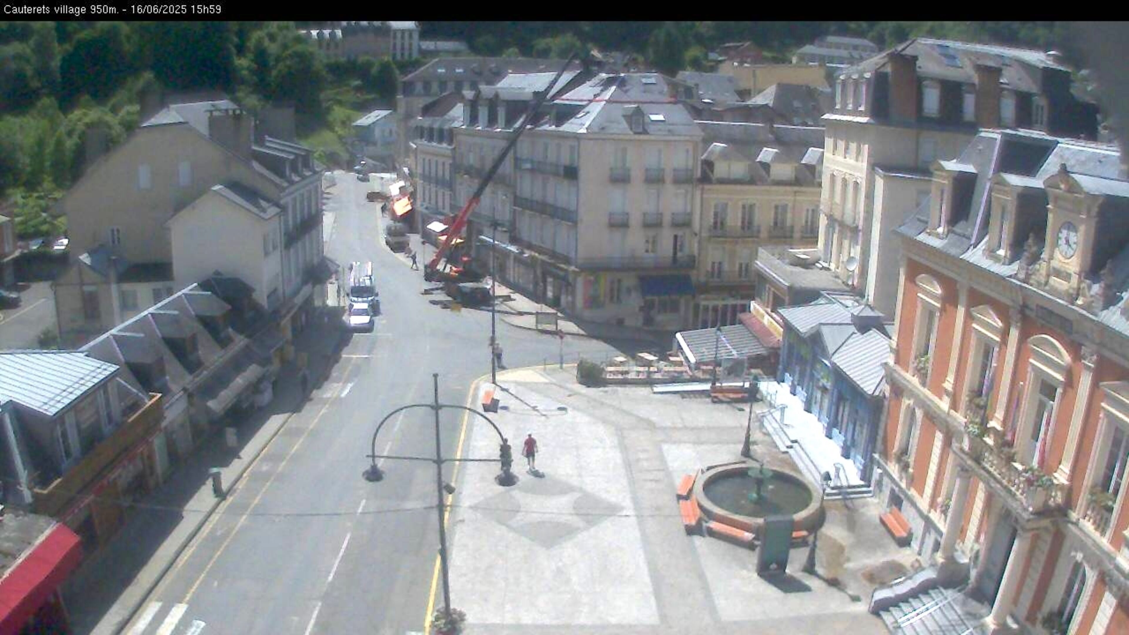 Webcam dans le village de Cauterets à 945 mètres d'altitude dans les Pyrénées. Vue sur la D920