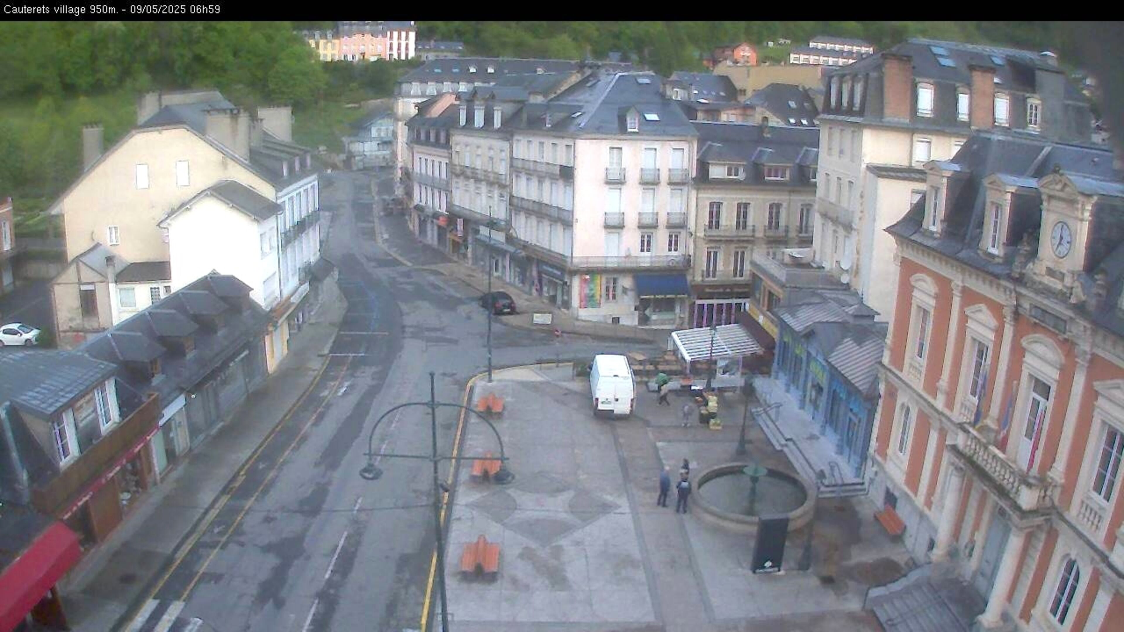 Webcam dans le village de Cauterets à 945 mètres d'altitude dans les Pyrénées. Vue sur la D920