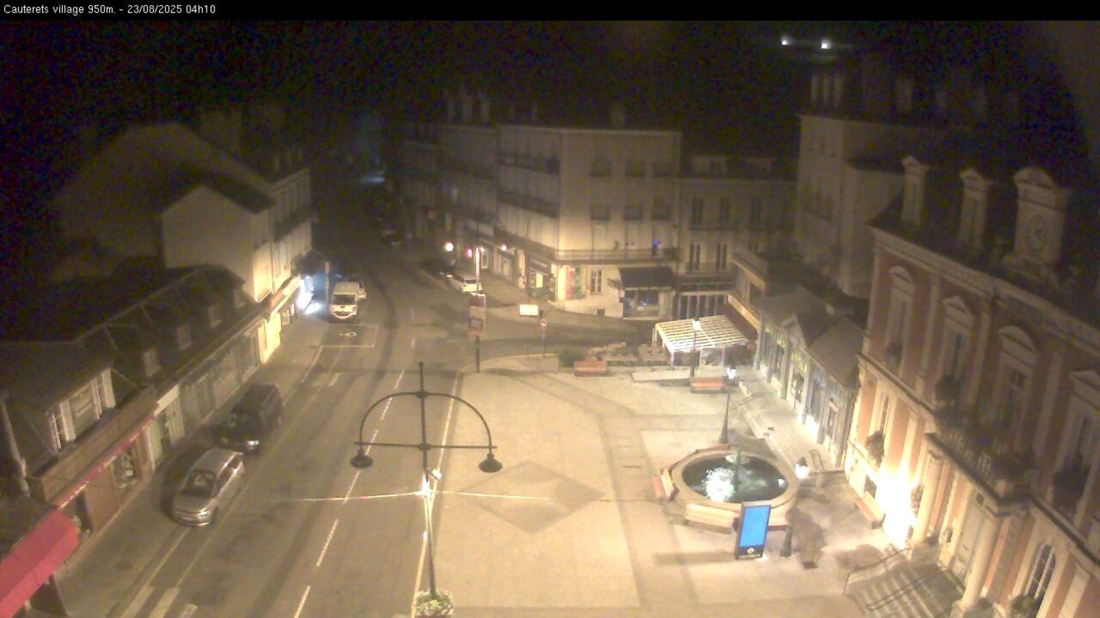 <h2>Webcam dans le village de Cauterets à 945 mètres d'altitude dans les Pyrénées. Vue sur la D920</h2>