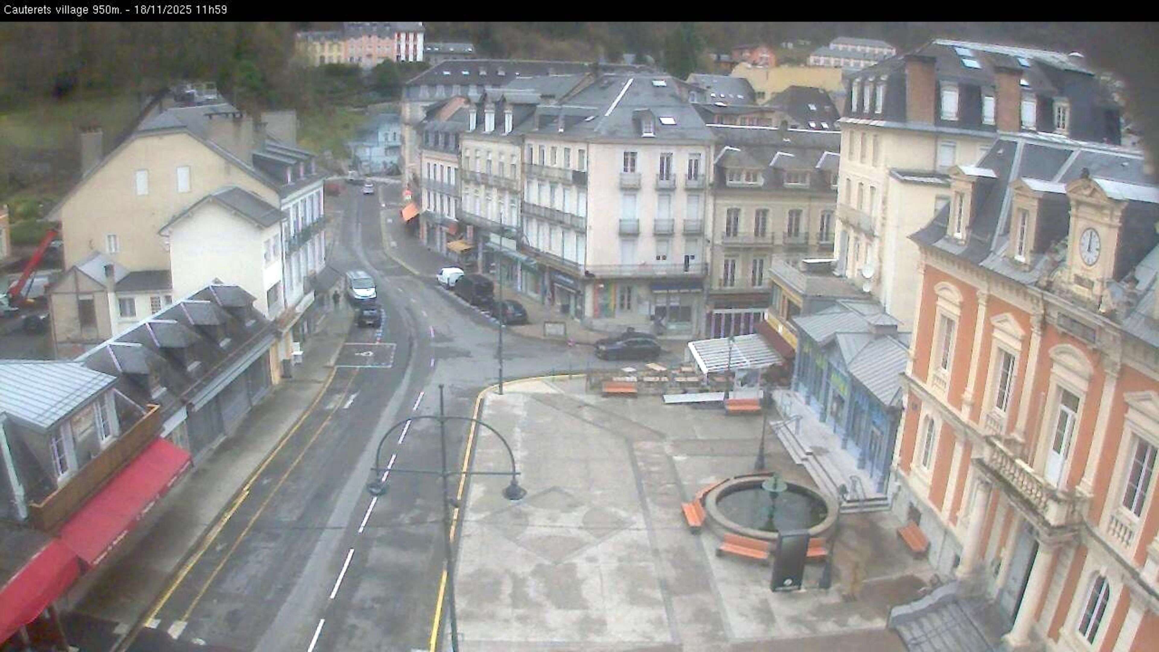 Webcam dans le village de Cauterets à 945 mètres d'altitude dans les Pyrénées. Vue sur la D920