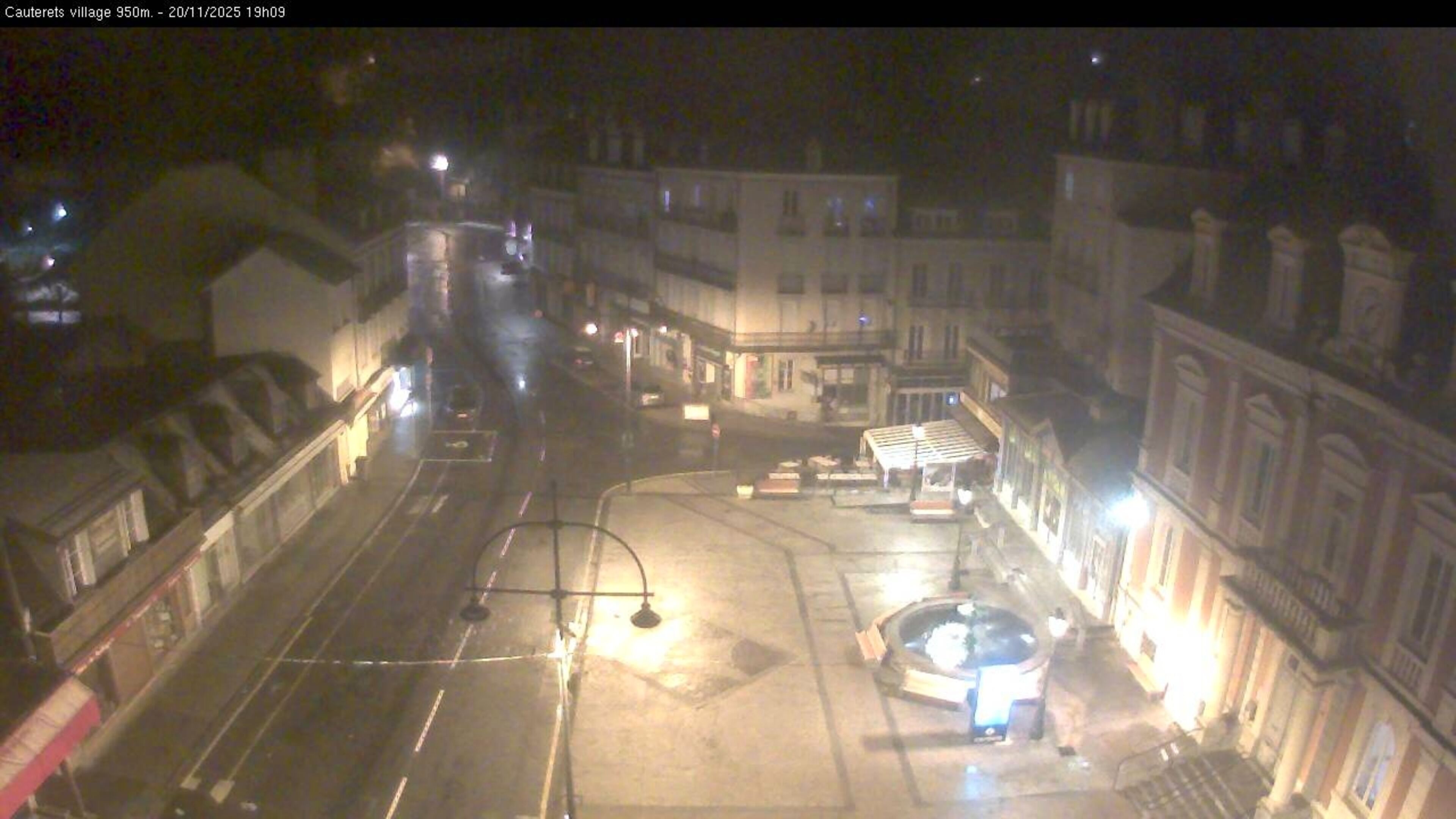 Webcam dans le village de Cauterets à 945 mètres d'altitude dans les Pyrénées. Vue sur la D920
