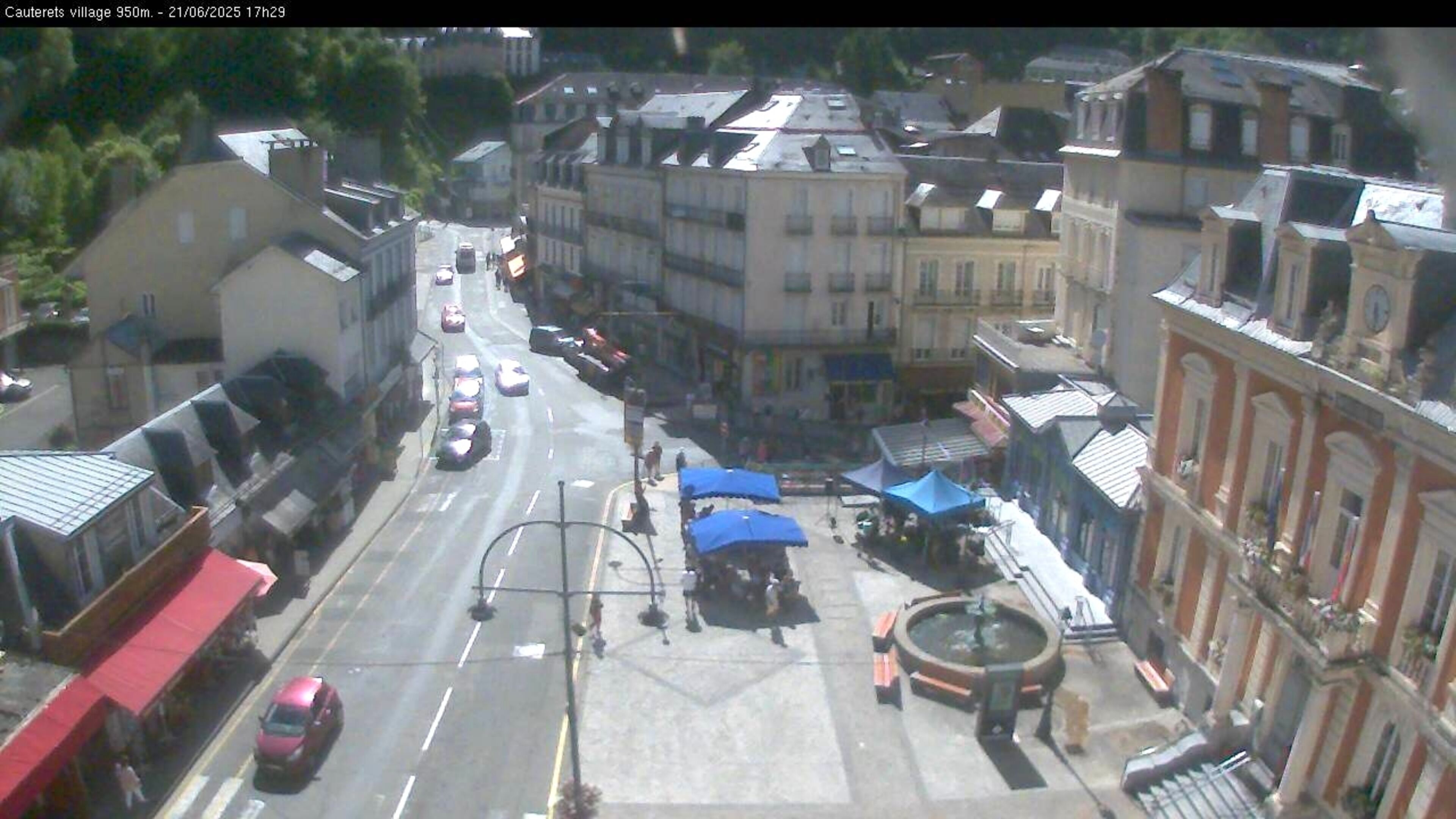 Webcam dans le village de Cauterets à 945 mètres d'altitude dans les Pyrénées. Vue sur la D920